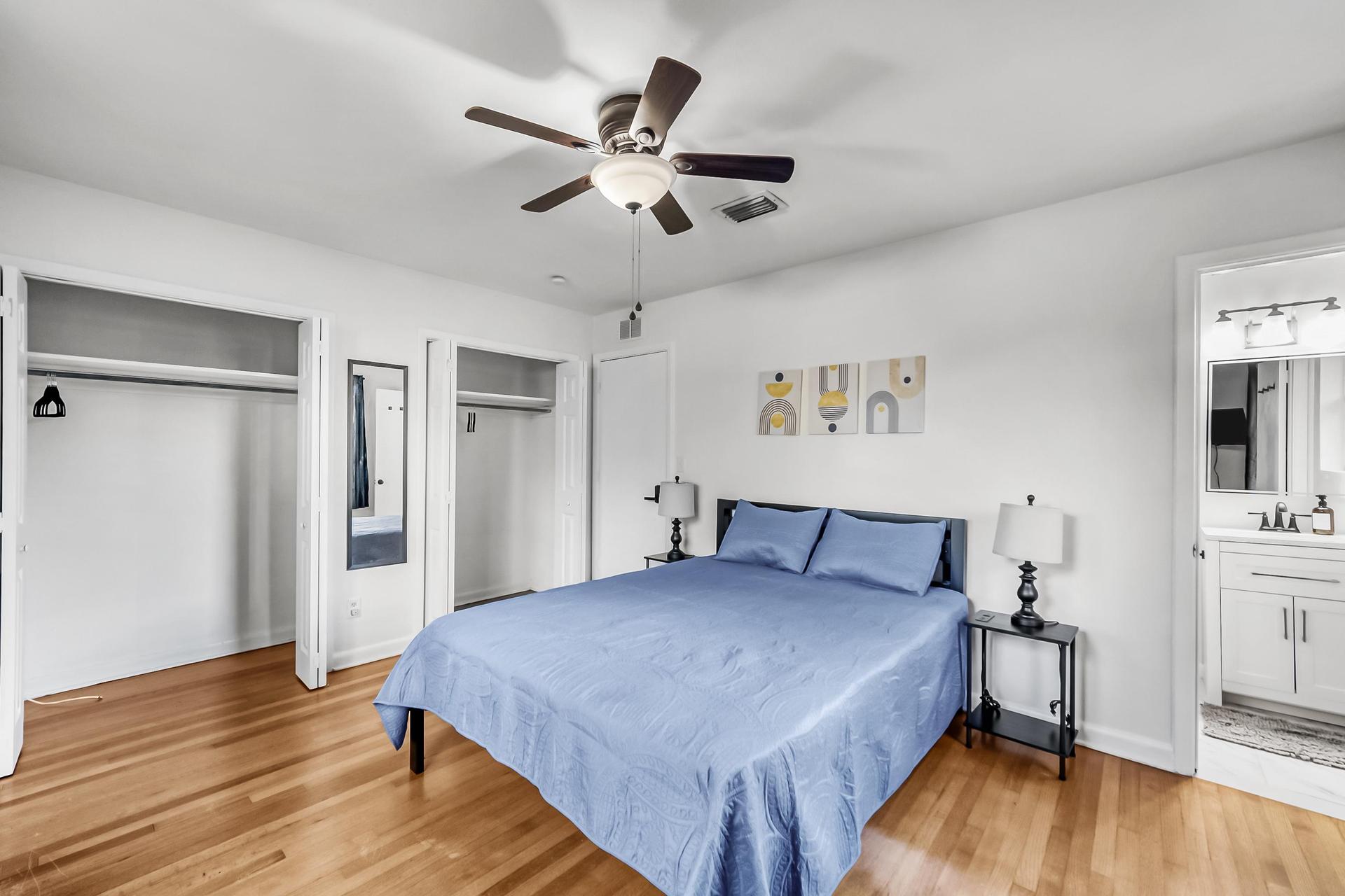 Double closet! Queen bed! ceiling fan!!