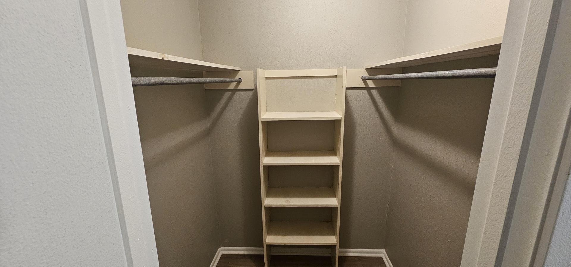 Walk in closet
5'x5'