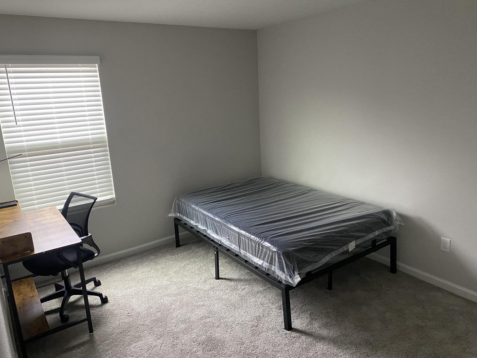 Beautiful full size room with bed, computer desk, and chair and desk light ☀️