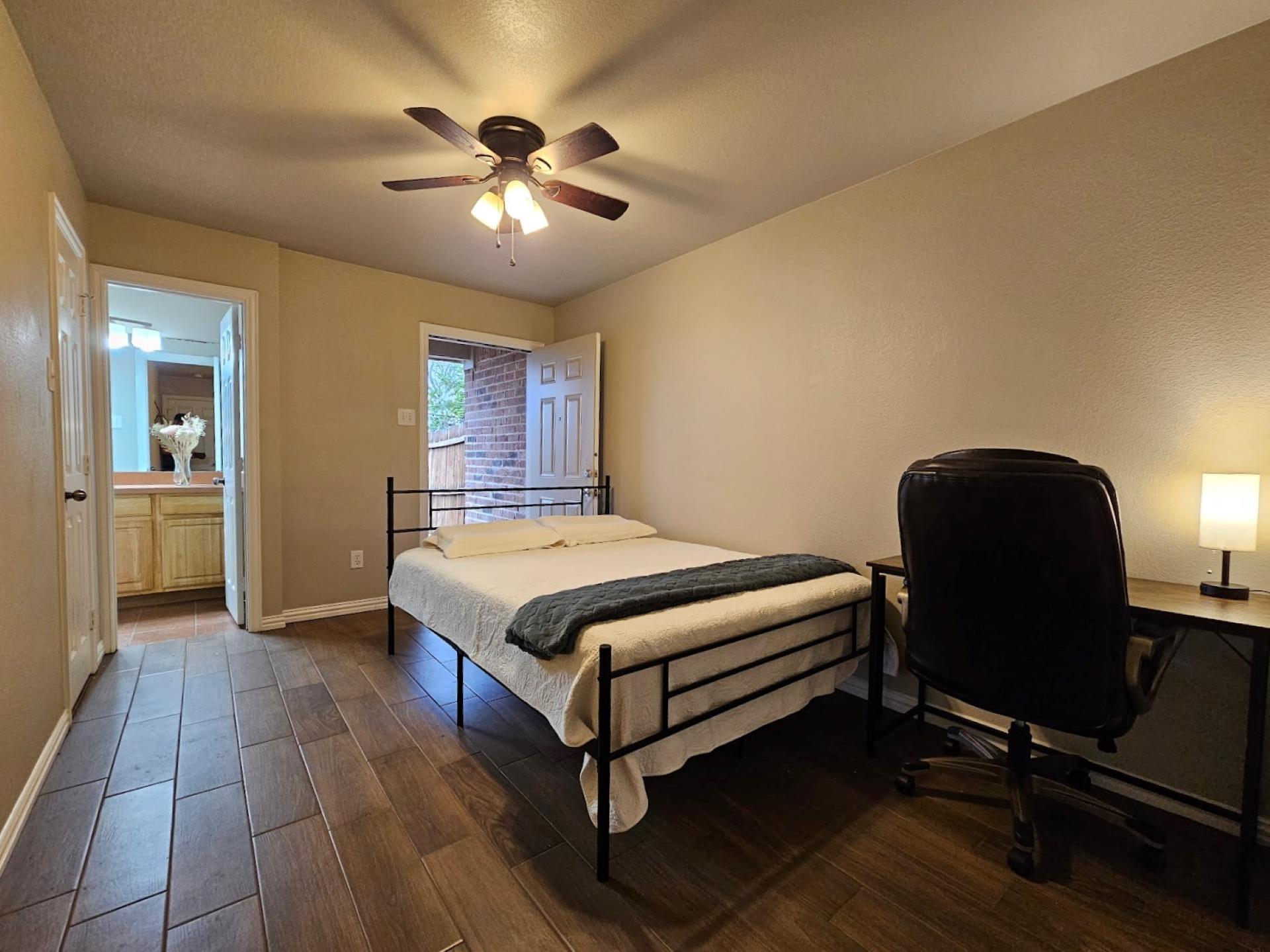 Large room with private entrance . Queen bed.