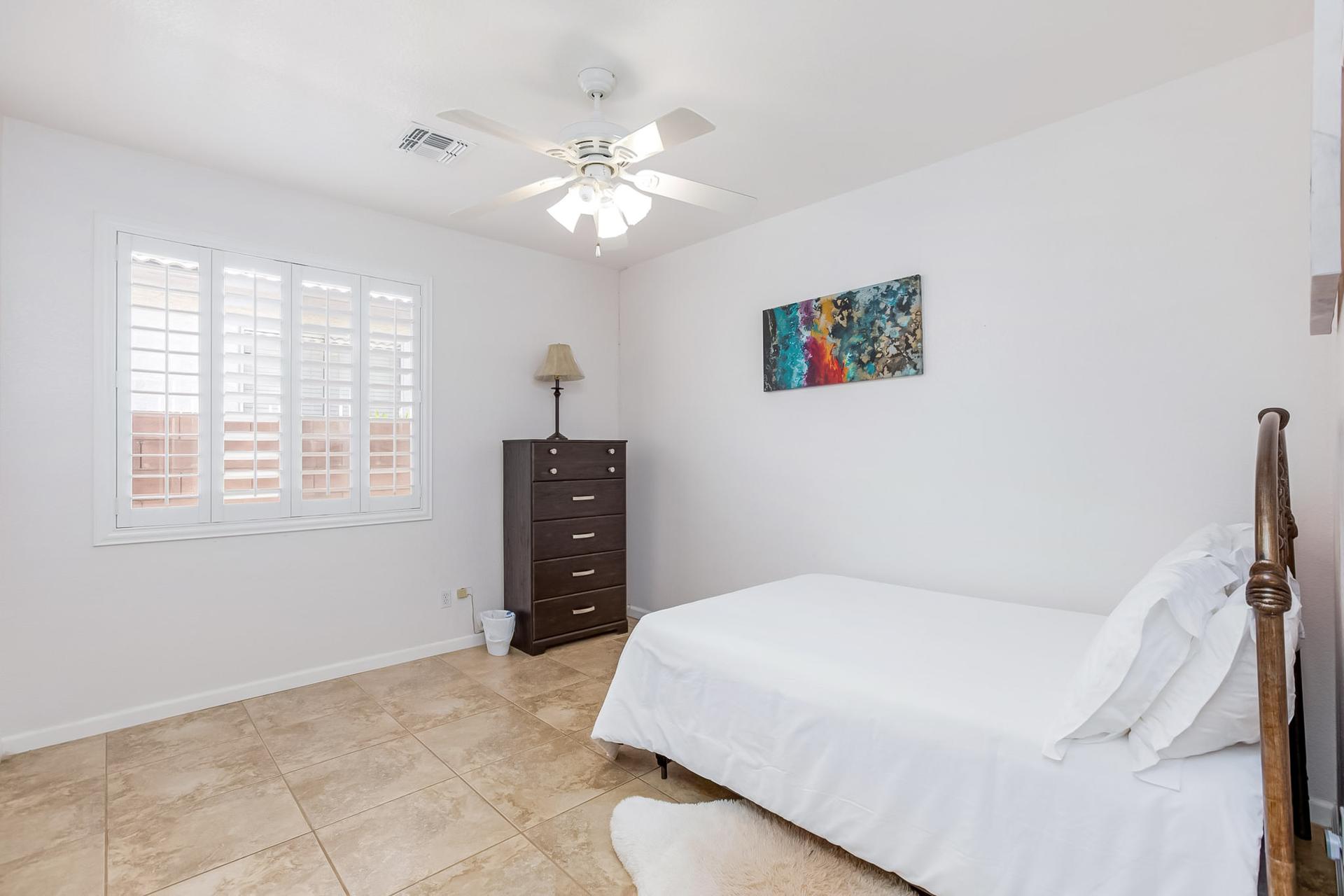 bedroom, detected:ceiling fan, window blind, bed