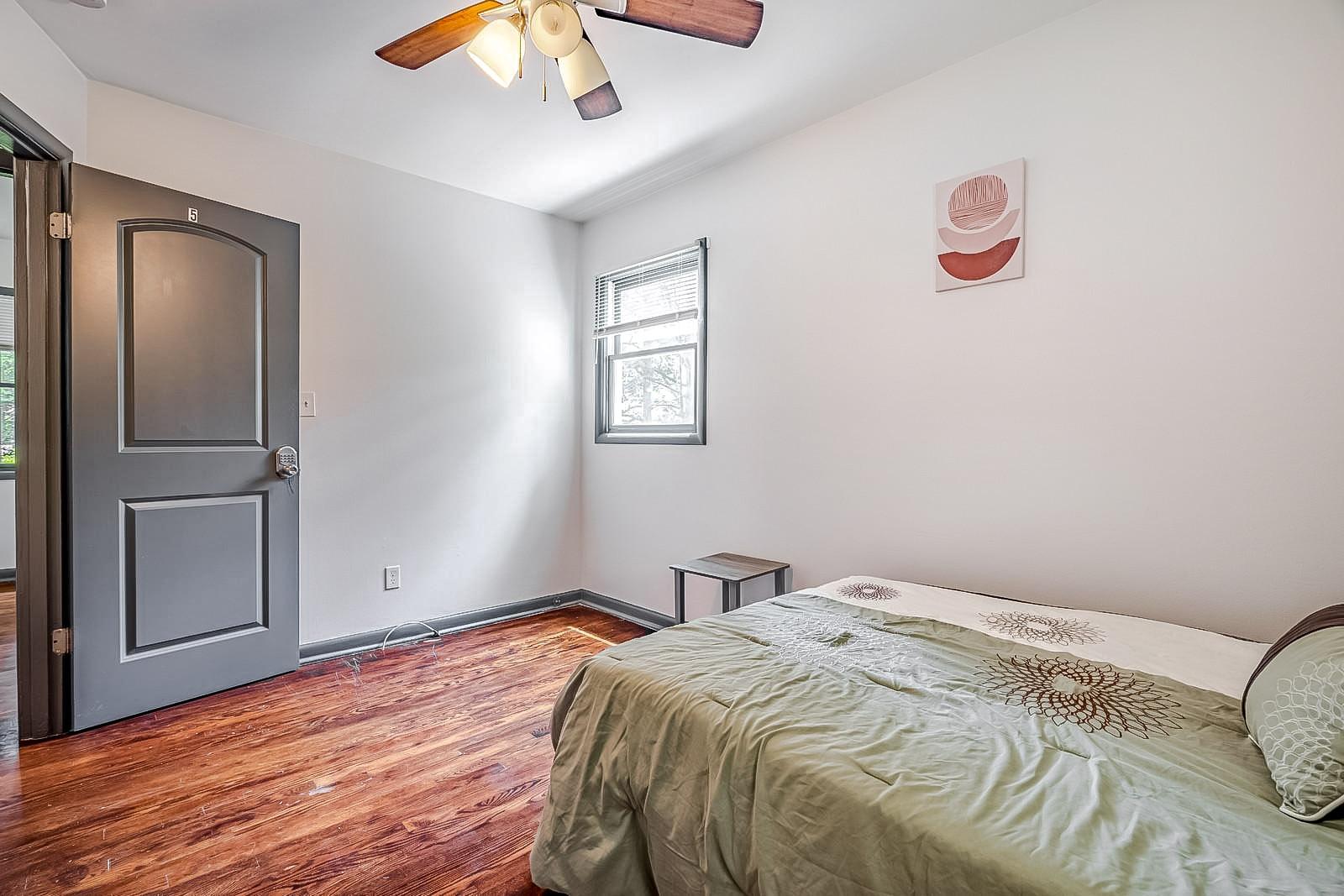 bedroom, detected:ceiling fan, window blind, bed