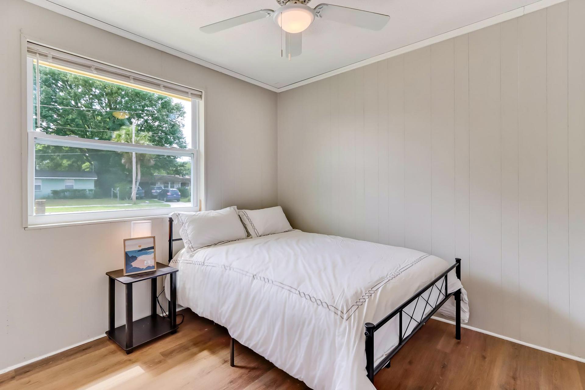 bedroom, detected:ceiling fan, window blind, bed