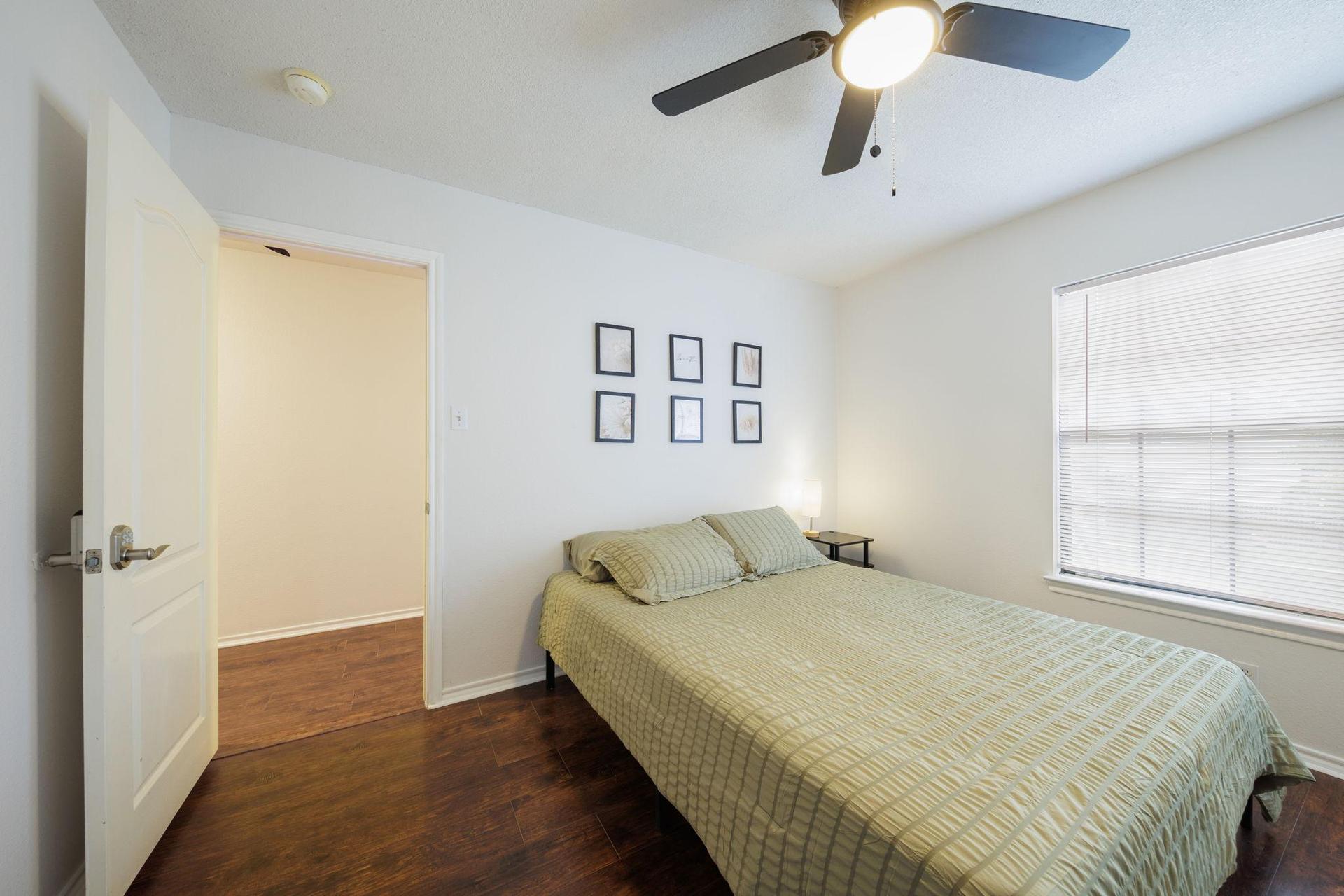 Cozy 2nd floor bedroom with Queen bed