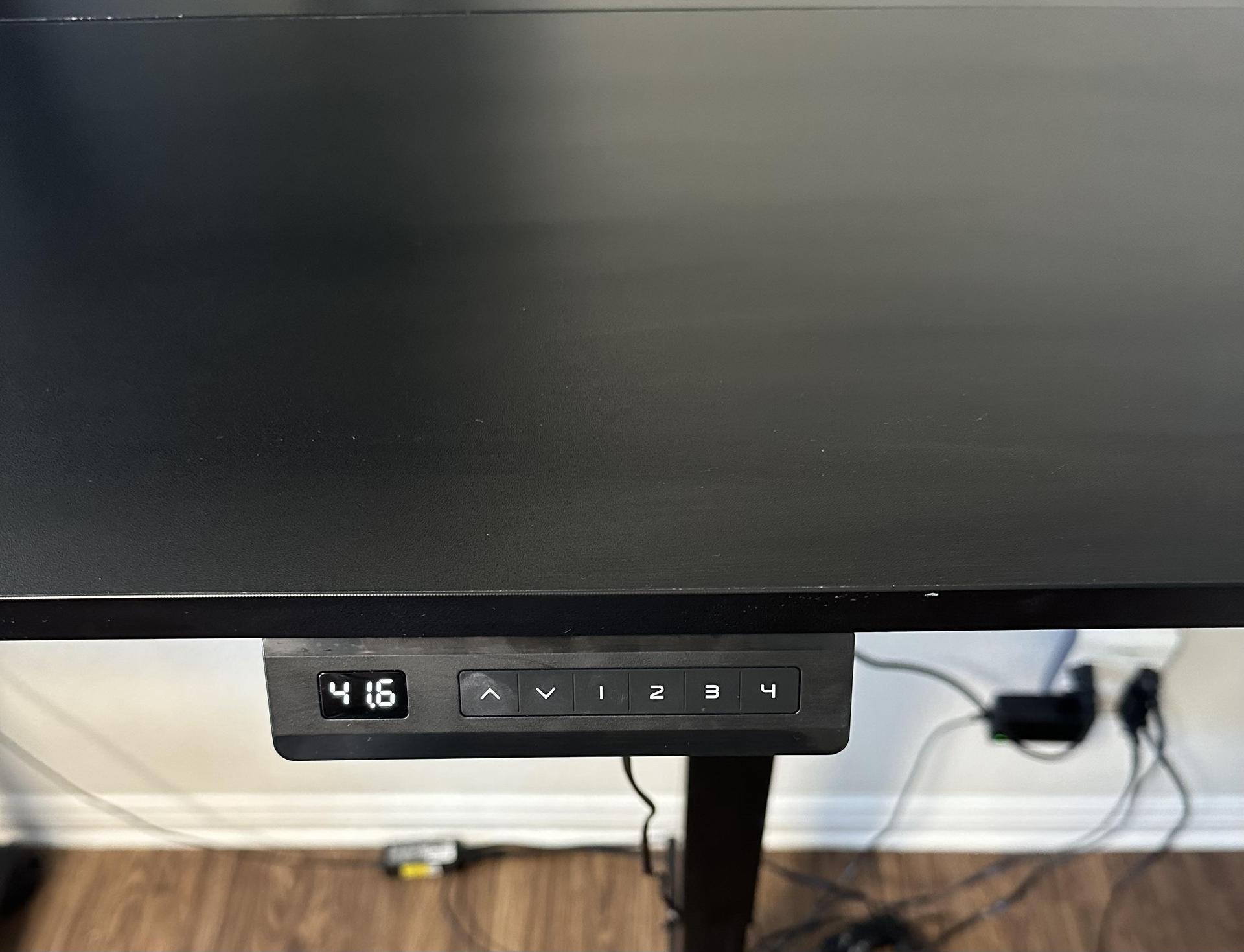 Electronically controlled sit/stand desk