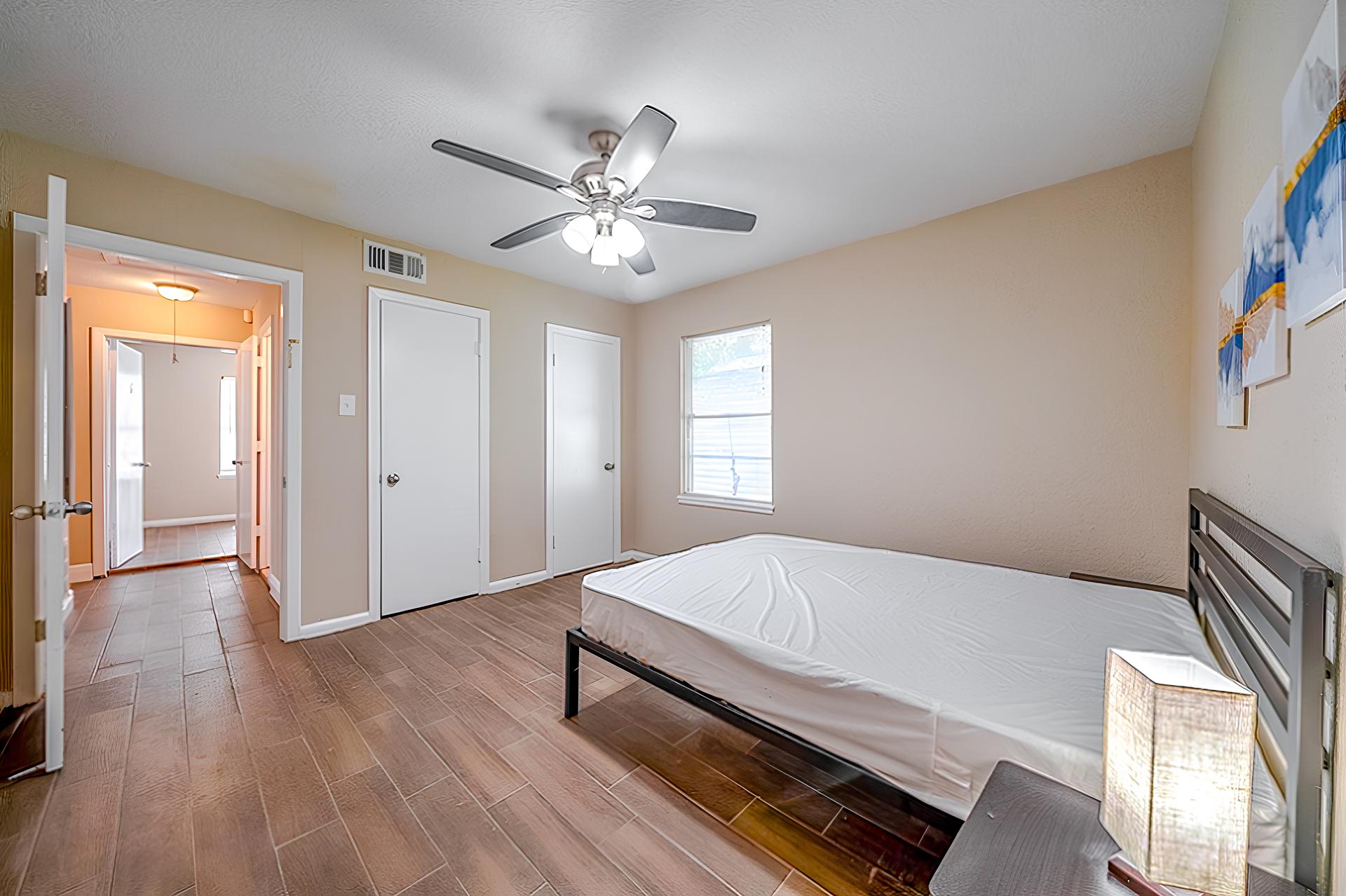 bedroom, detected: ceiling fan, hardwood, window blind, bed