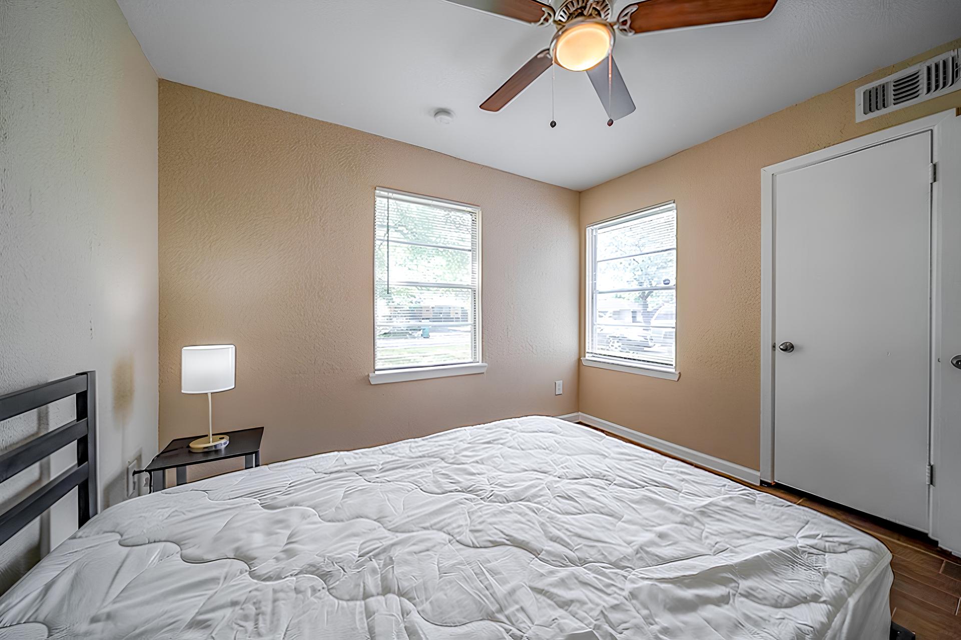 bedroom, detected: ceiling fan, hardwood, window blind, bed