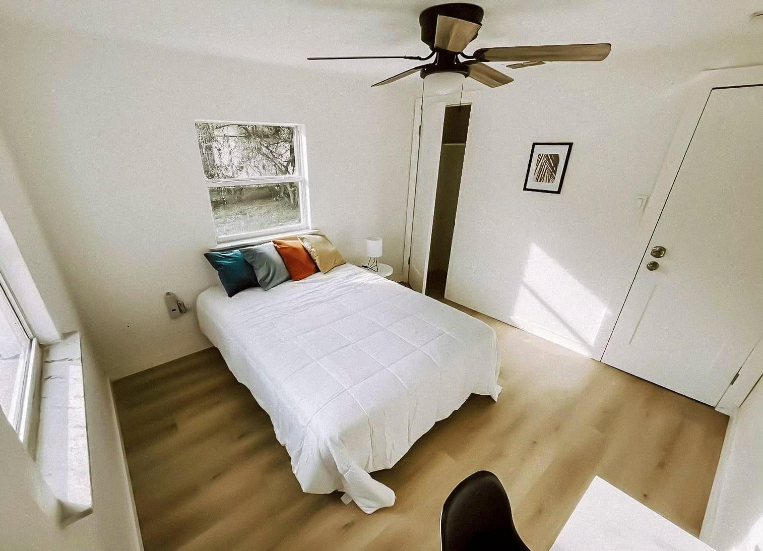 bedroom, detected:ceiling fan, bed