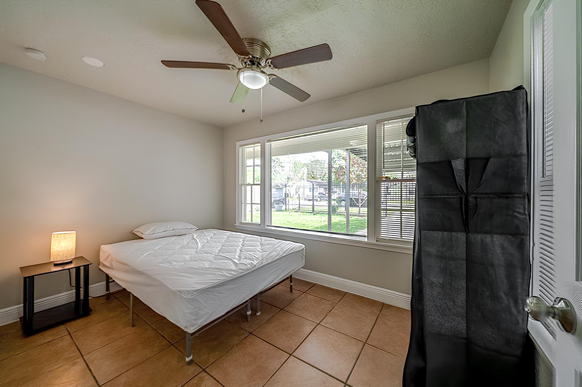 bedroom, detected: ceiling fan, bathtub, window blind, bed, hardwood