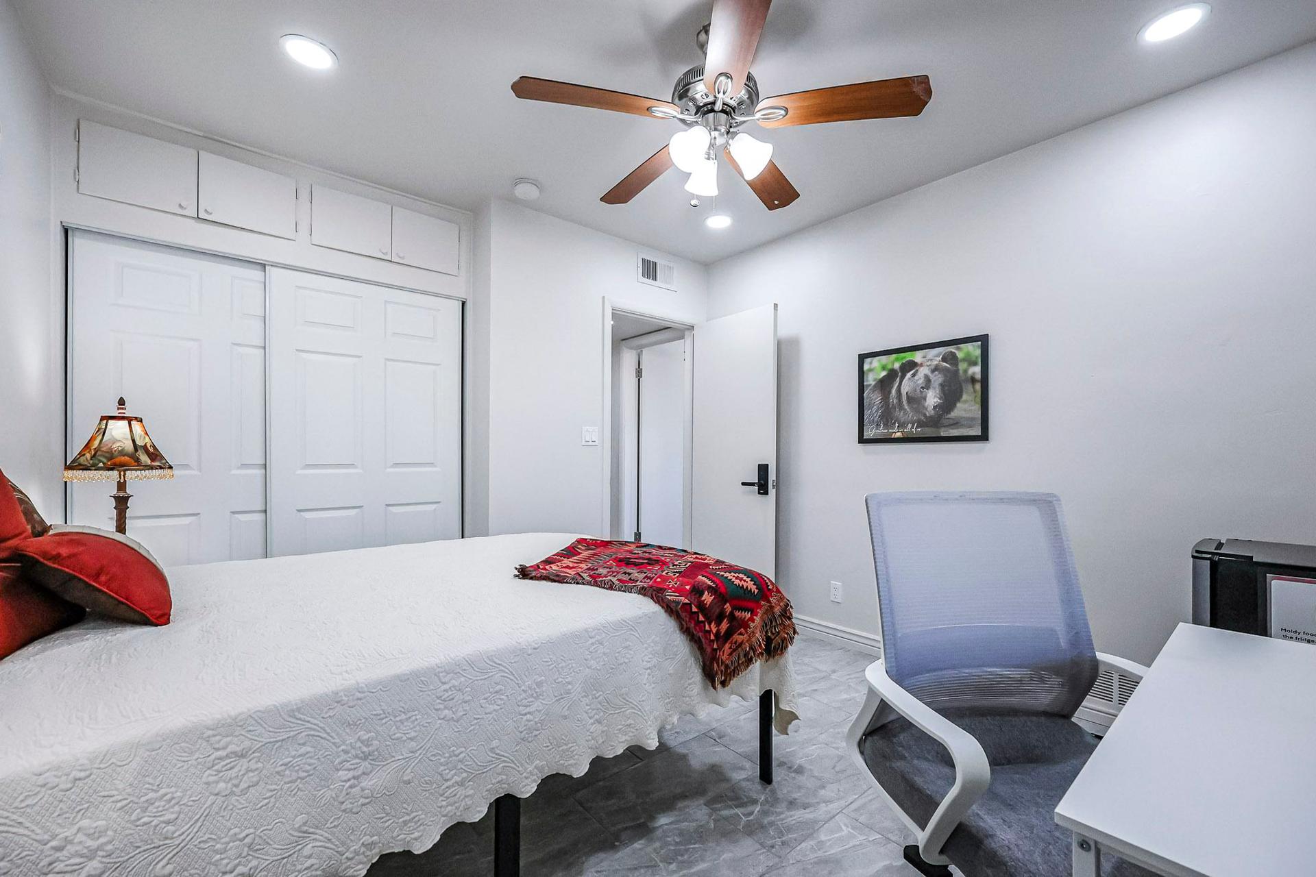bedroom, detected:ceiling fan, bed