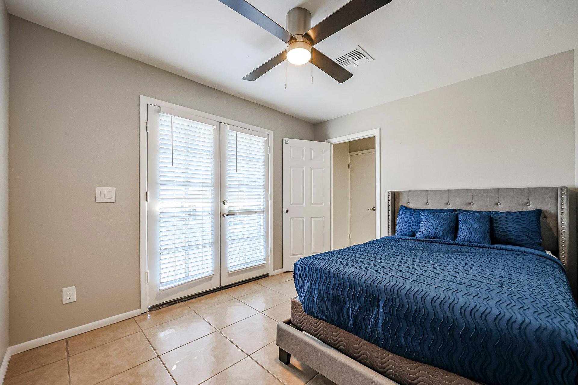 bedroom, detected:ceiling fan, window blind, bed