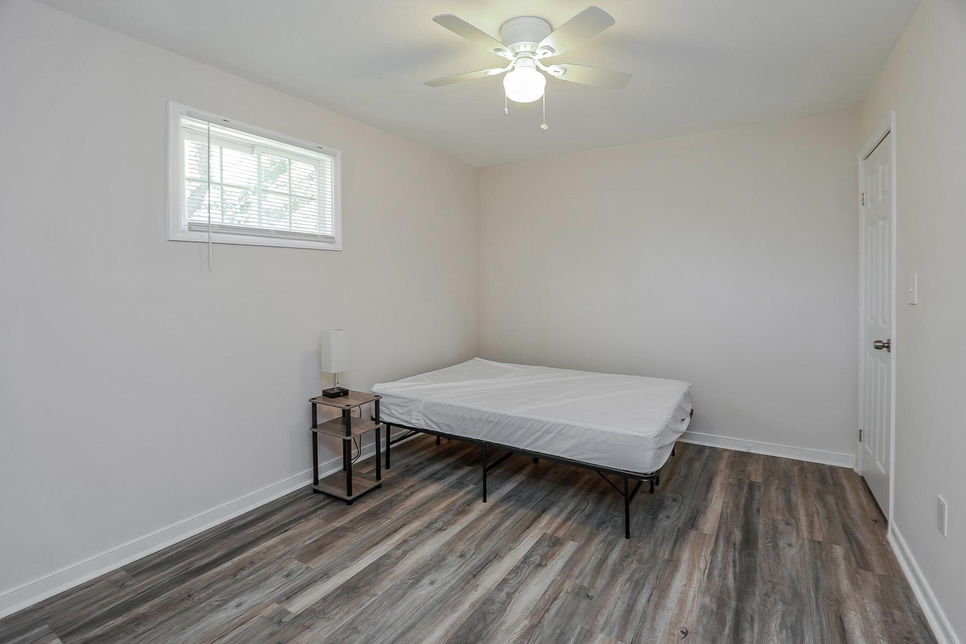 bedroom, detected: ceiling fan, hardwood, window blind, bed