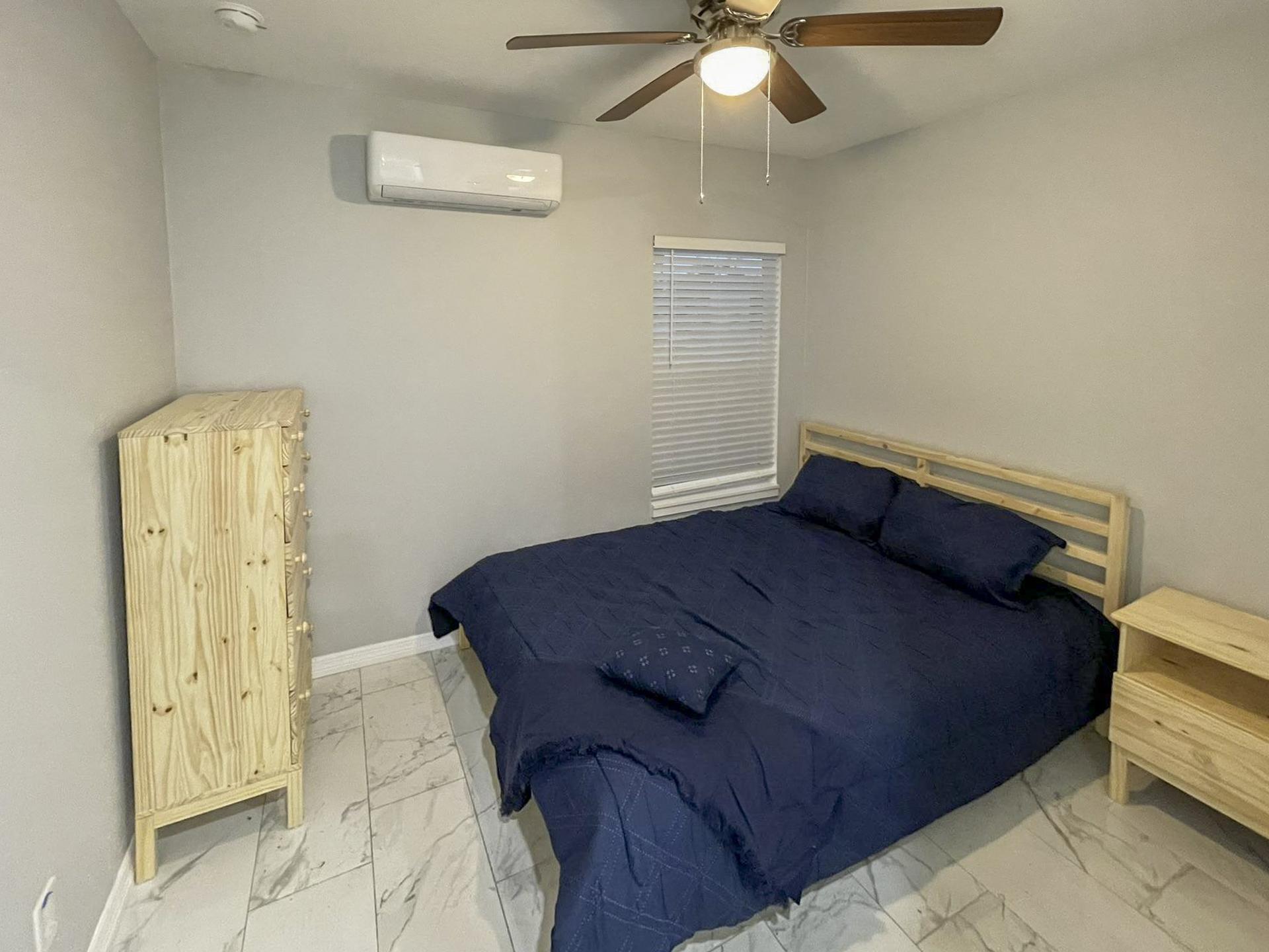 bedroom, detected:ceiling fan, window blind, bed