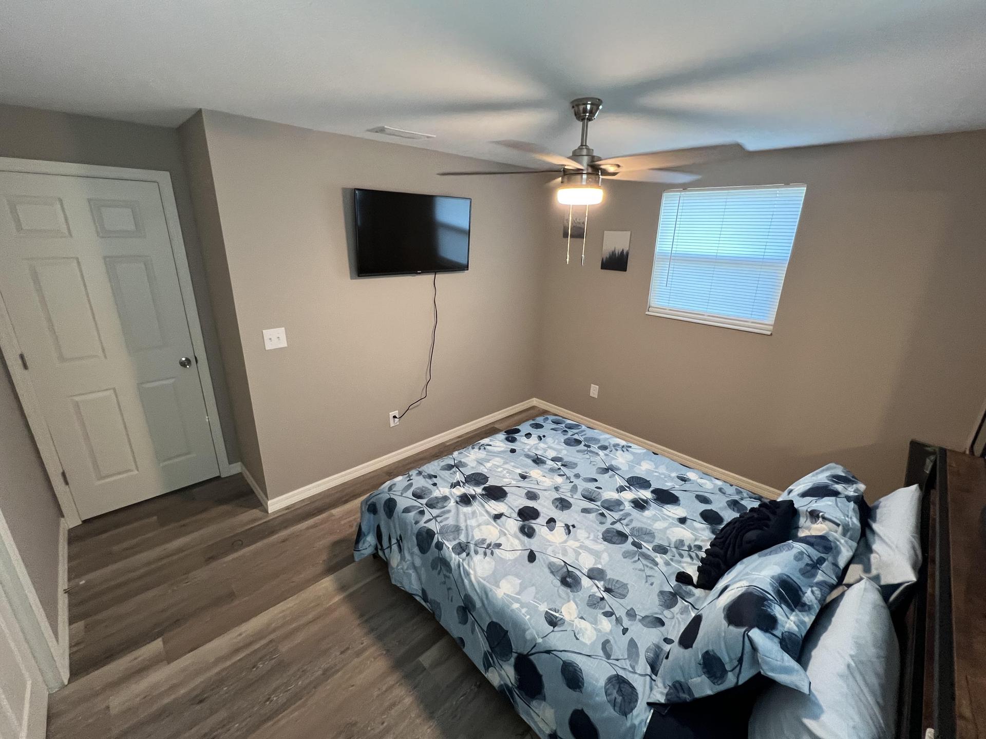 Spacious Room with 4 Under bed Drawers for Space saving!