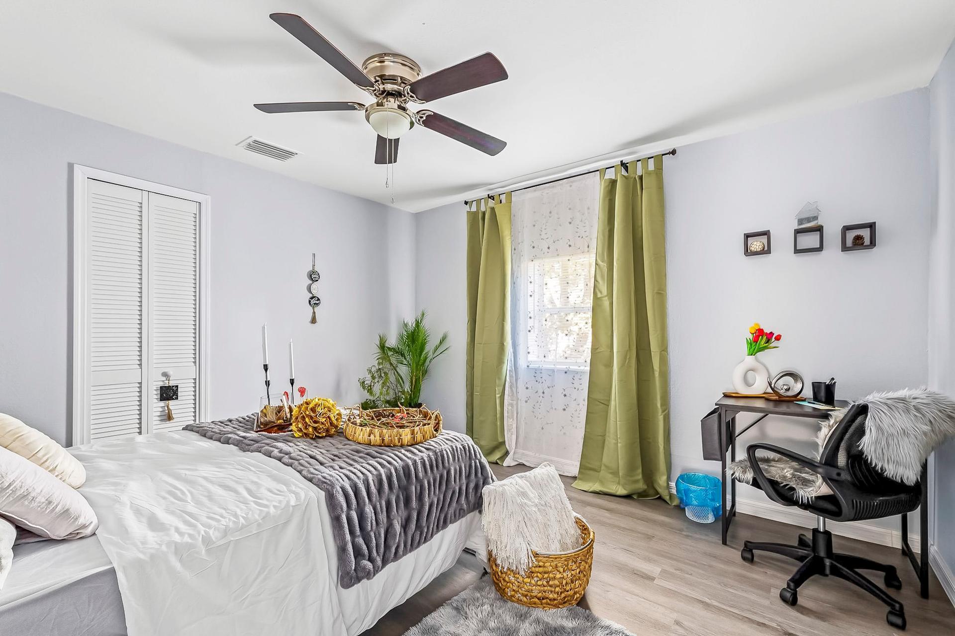 bedroom, detected:ceiling fan, window blind, bed