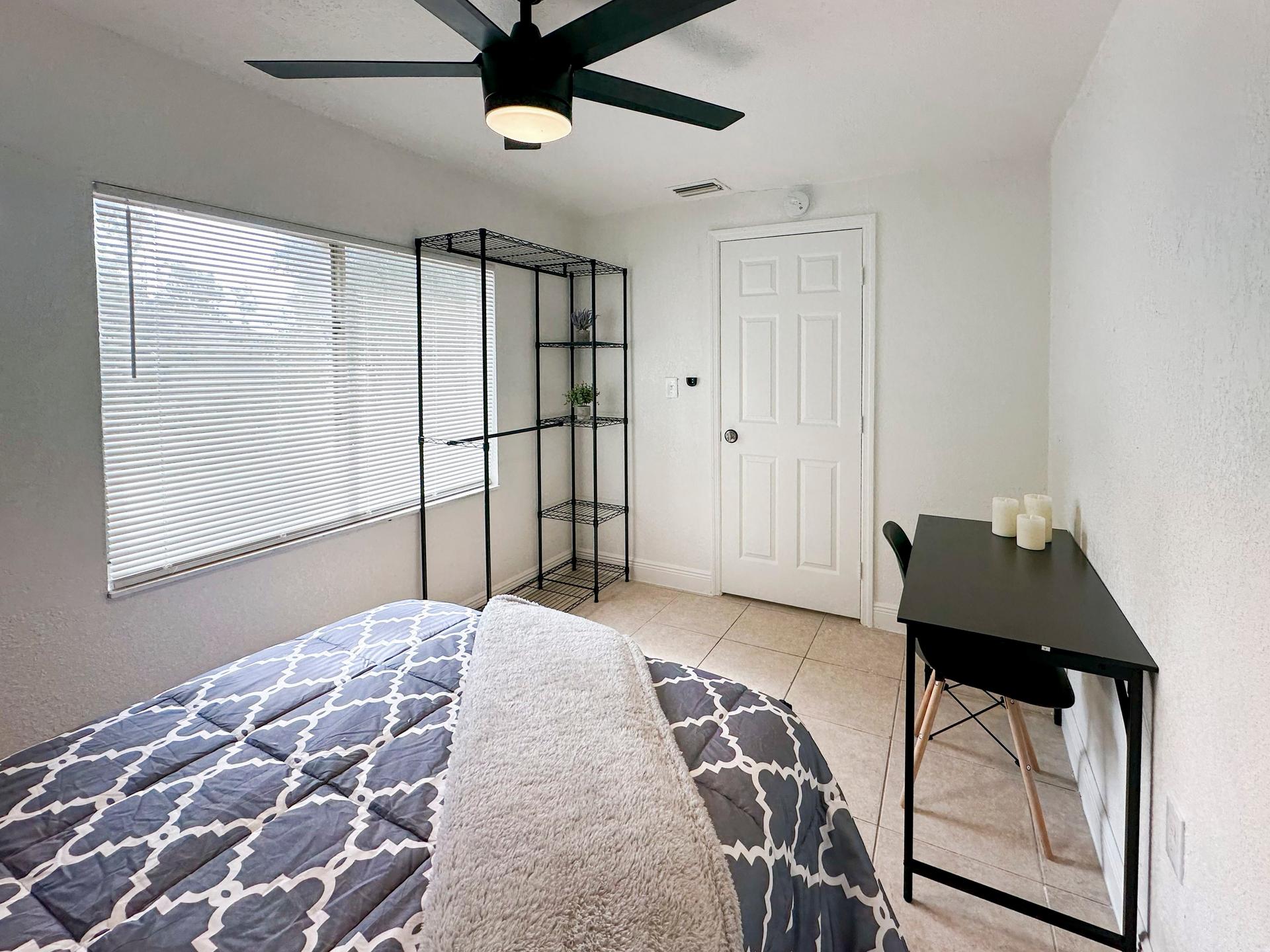 bedroom, detected:ceiling fan, window blind, bed