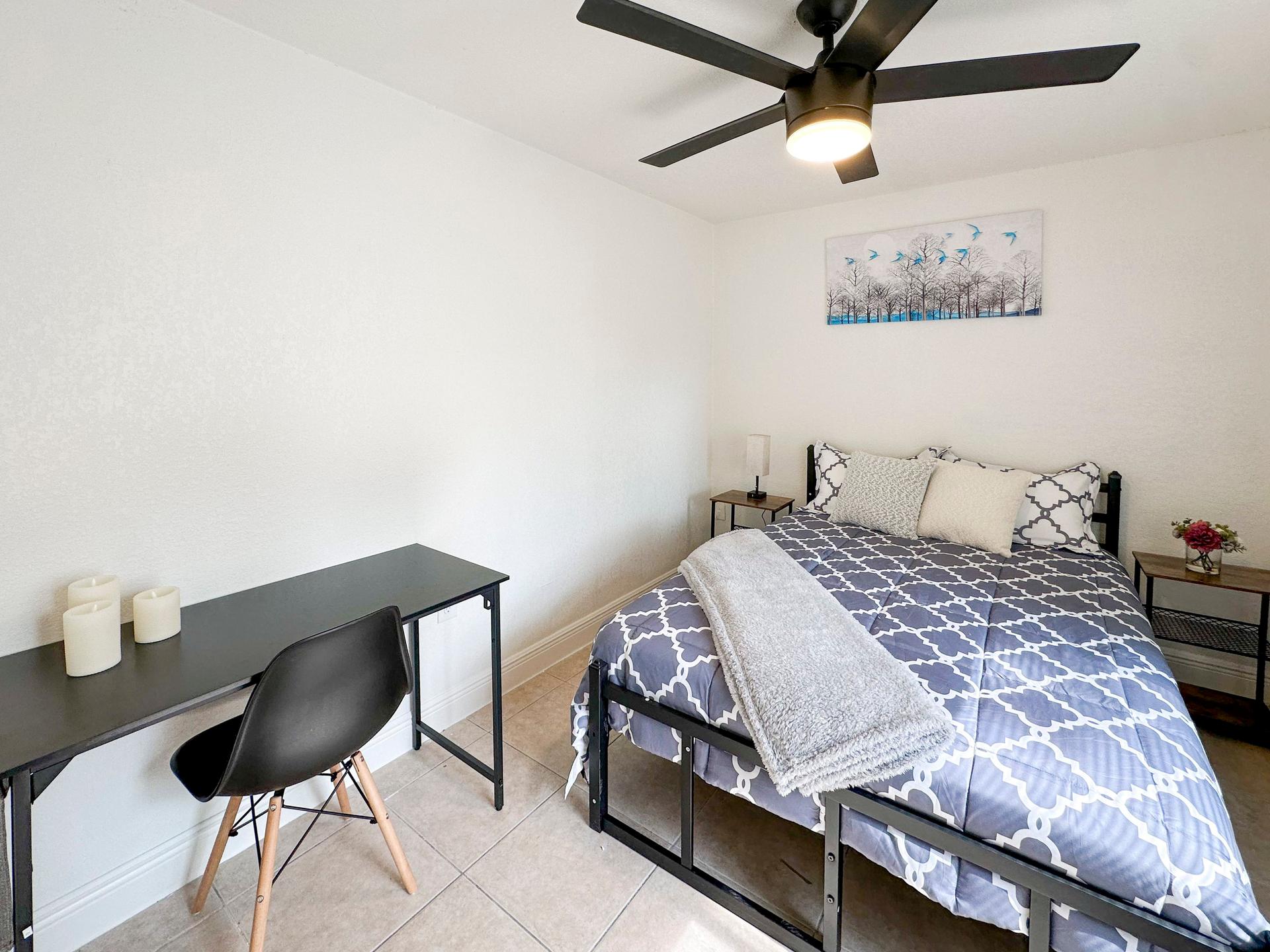 bedroom, detected:ceiling fan, bed, window blind