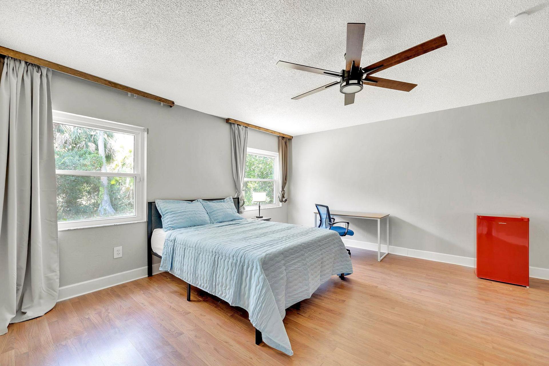 bedroom, detected:ceiling fan, window blind, bed