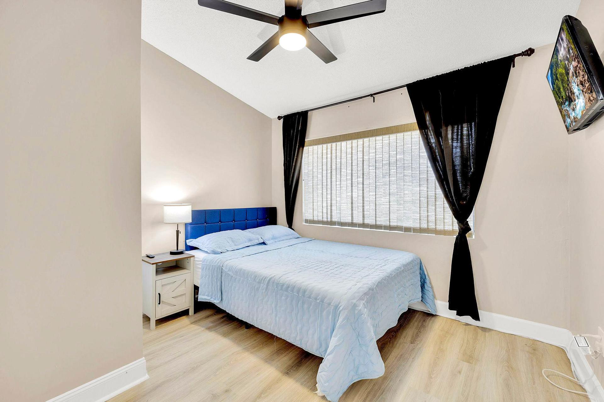 bedroom, detected:ceiling fan, bed, window blind