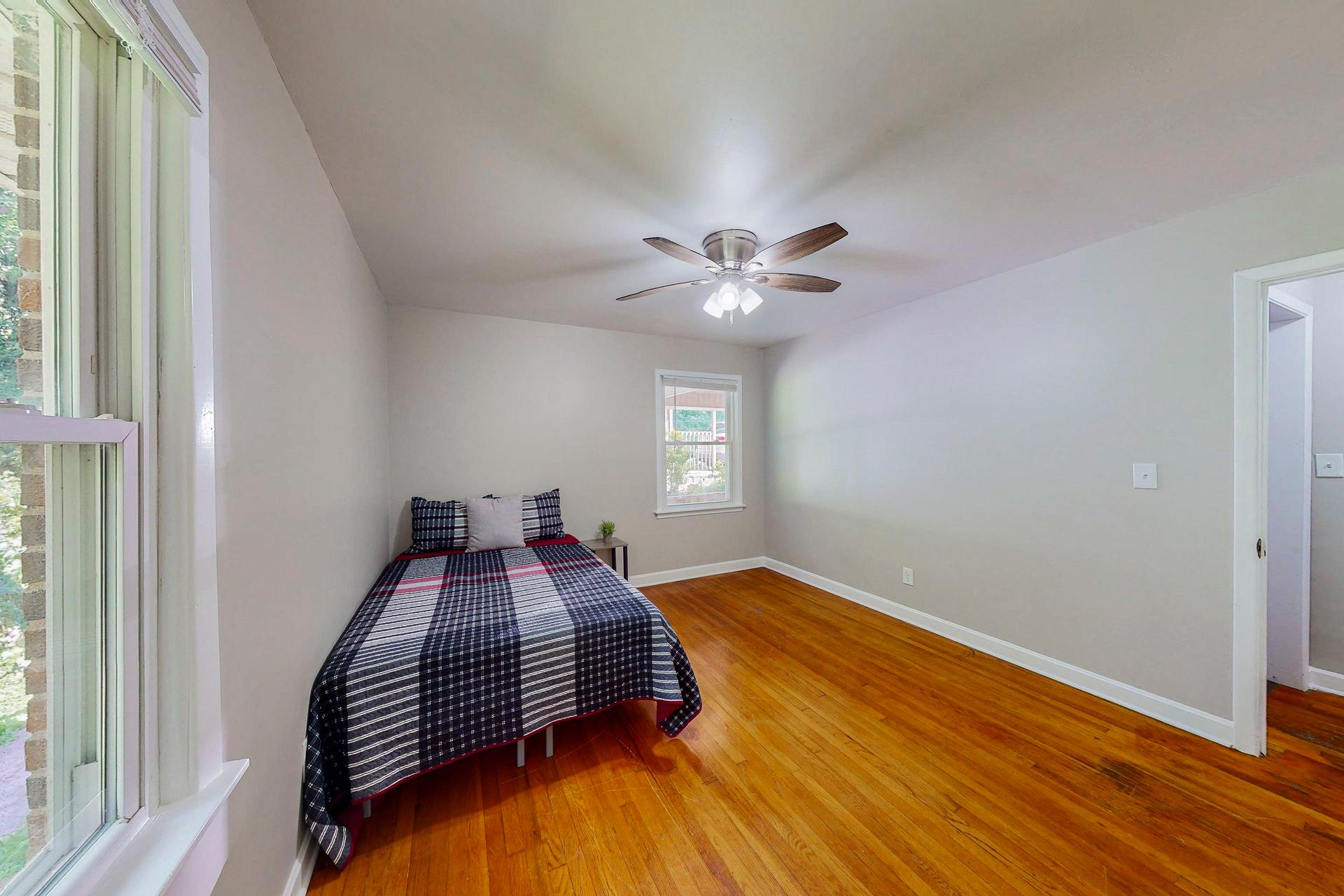 bedroom, detected:ceiling fan, bed, window blind