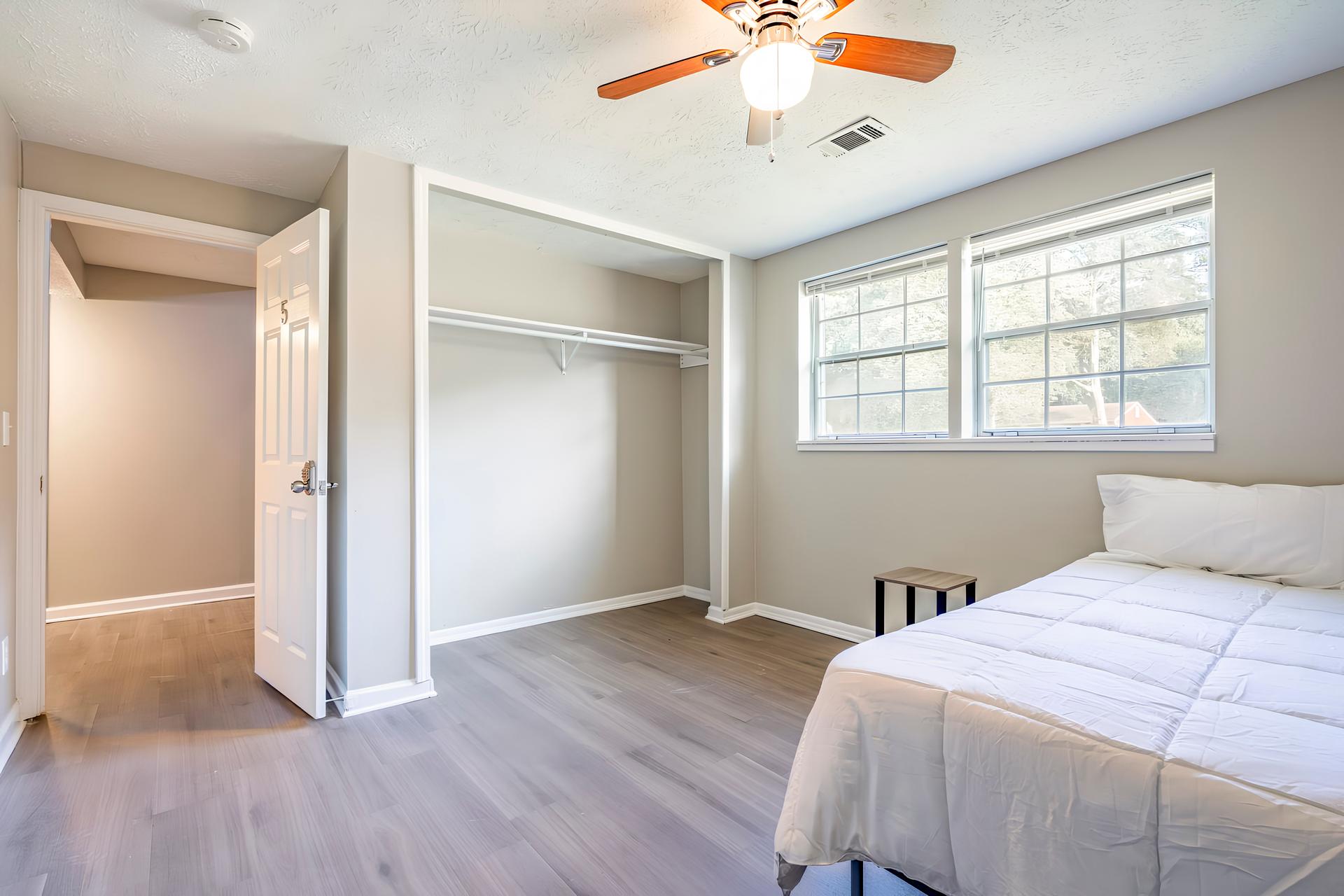 bedroom, detected:ceiling fan, window blind, bed