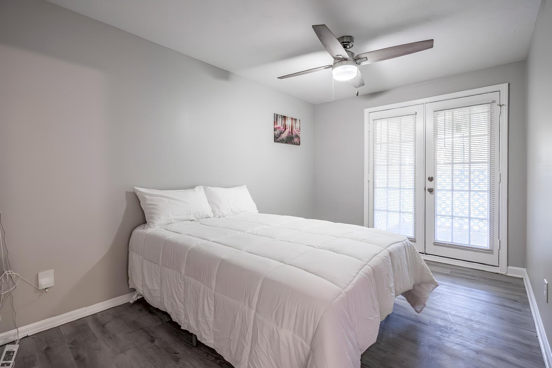 bedroom, detected:ceiling fan, window blind, bed