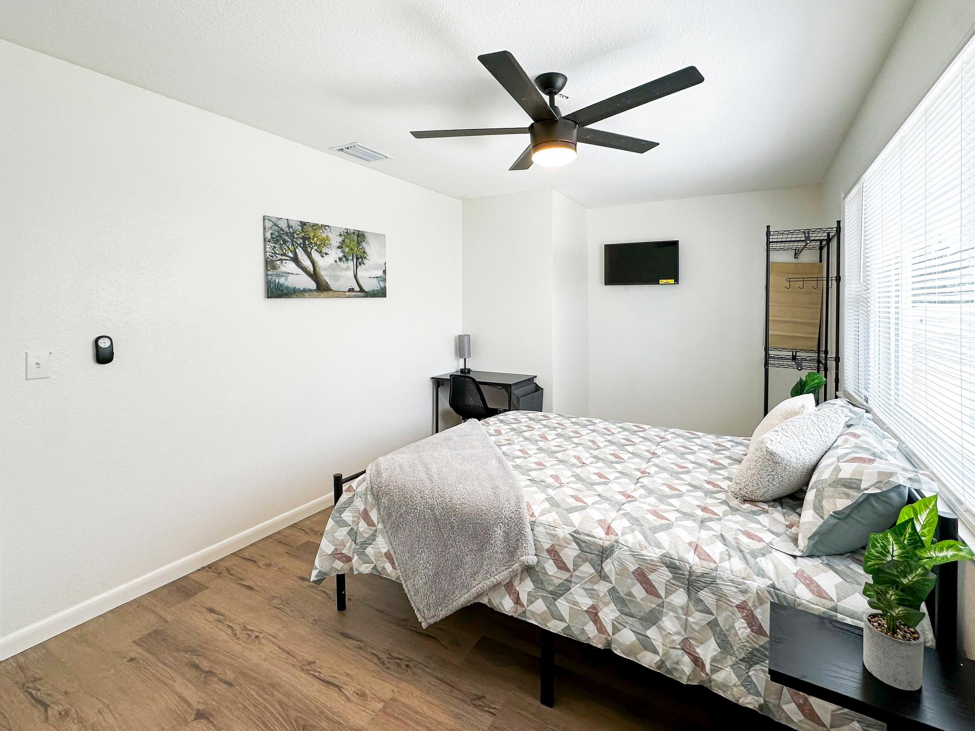 bedroom, detected:ceiling fan, window blind, bed