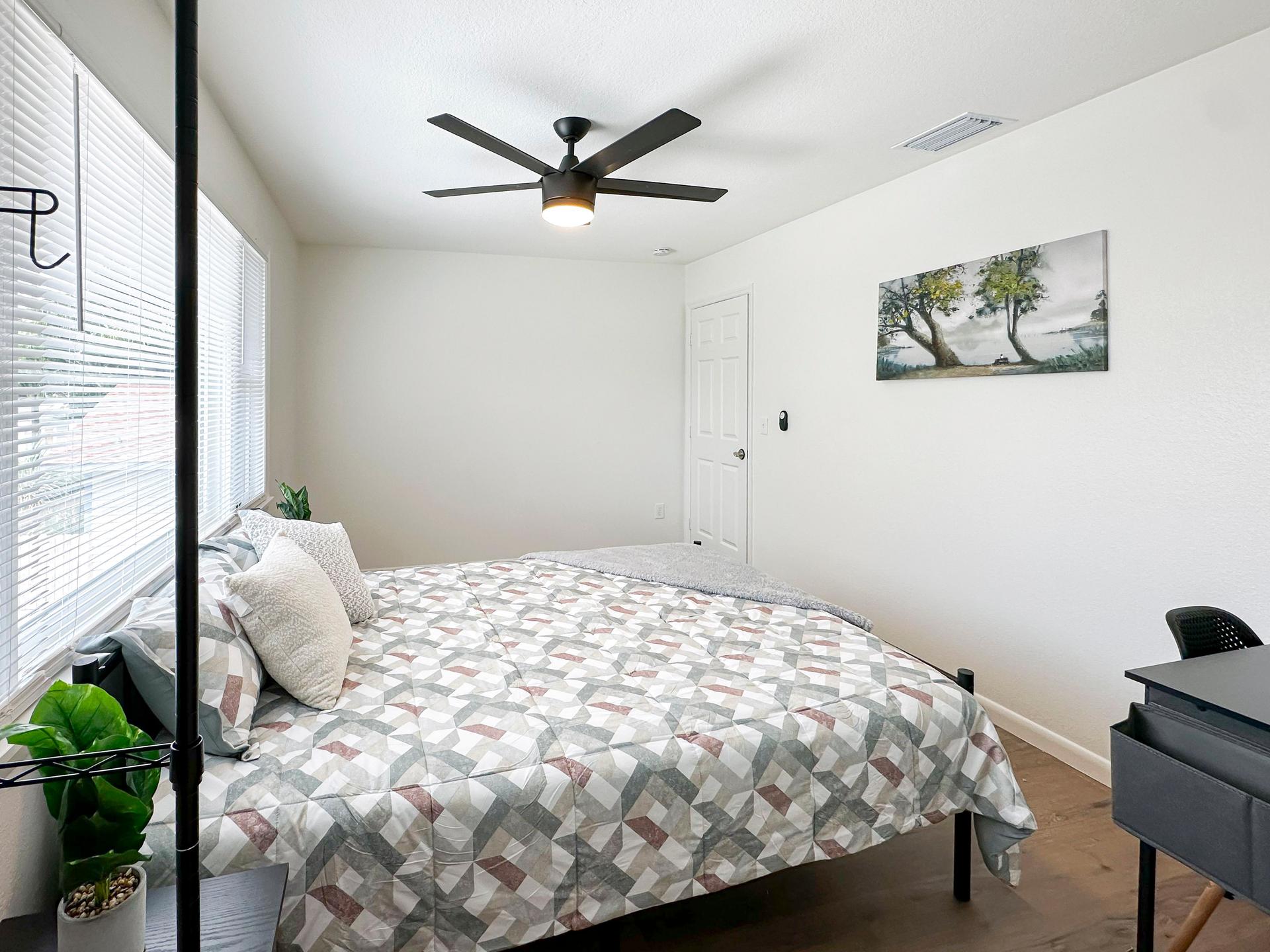 bedroom, detected:ceiling fan, window blind, bed