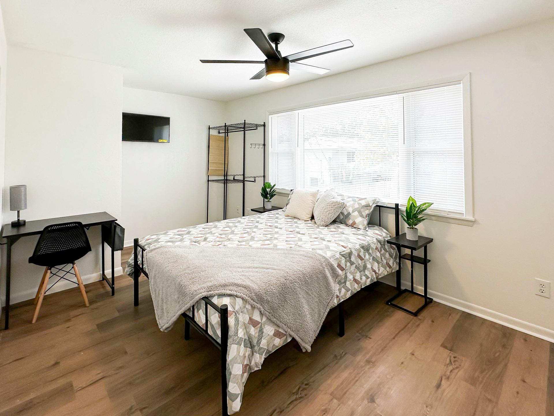 bedroom, detected:ceiling fan, window blind