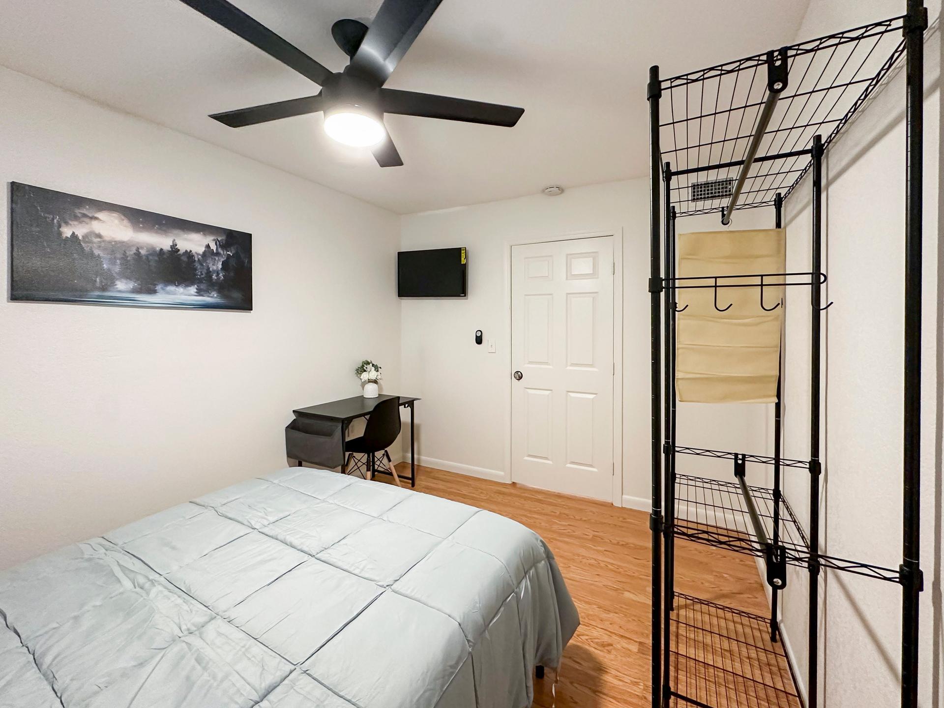 bedroom, detected:ceiling fan, bed