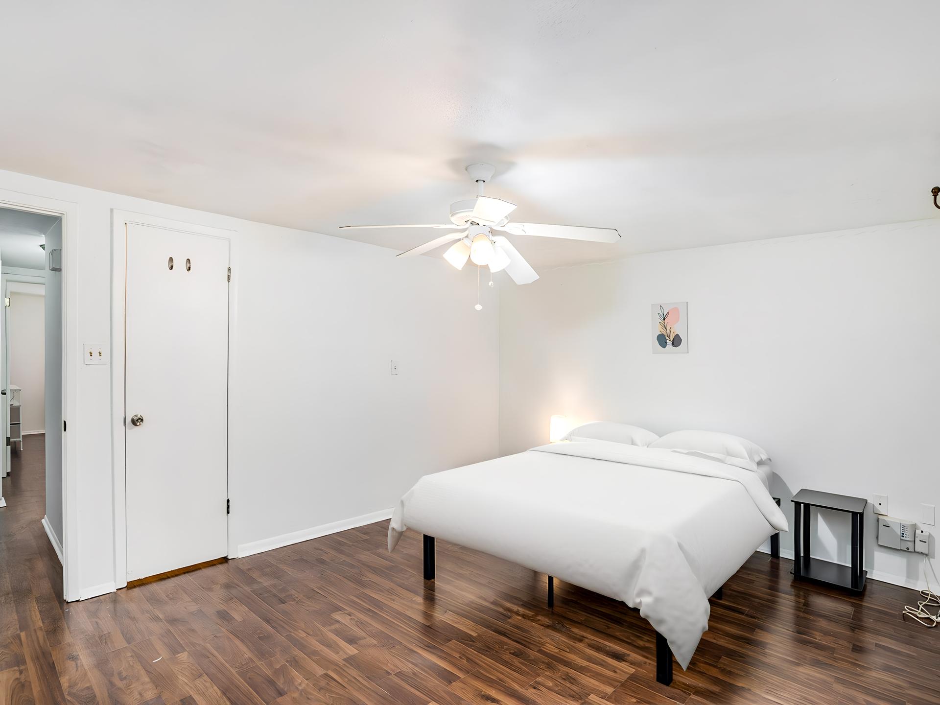 bedroom, detected:ceiling fan, bed, window blind