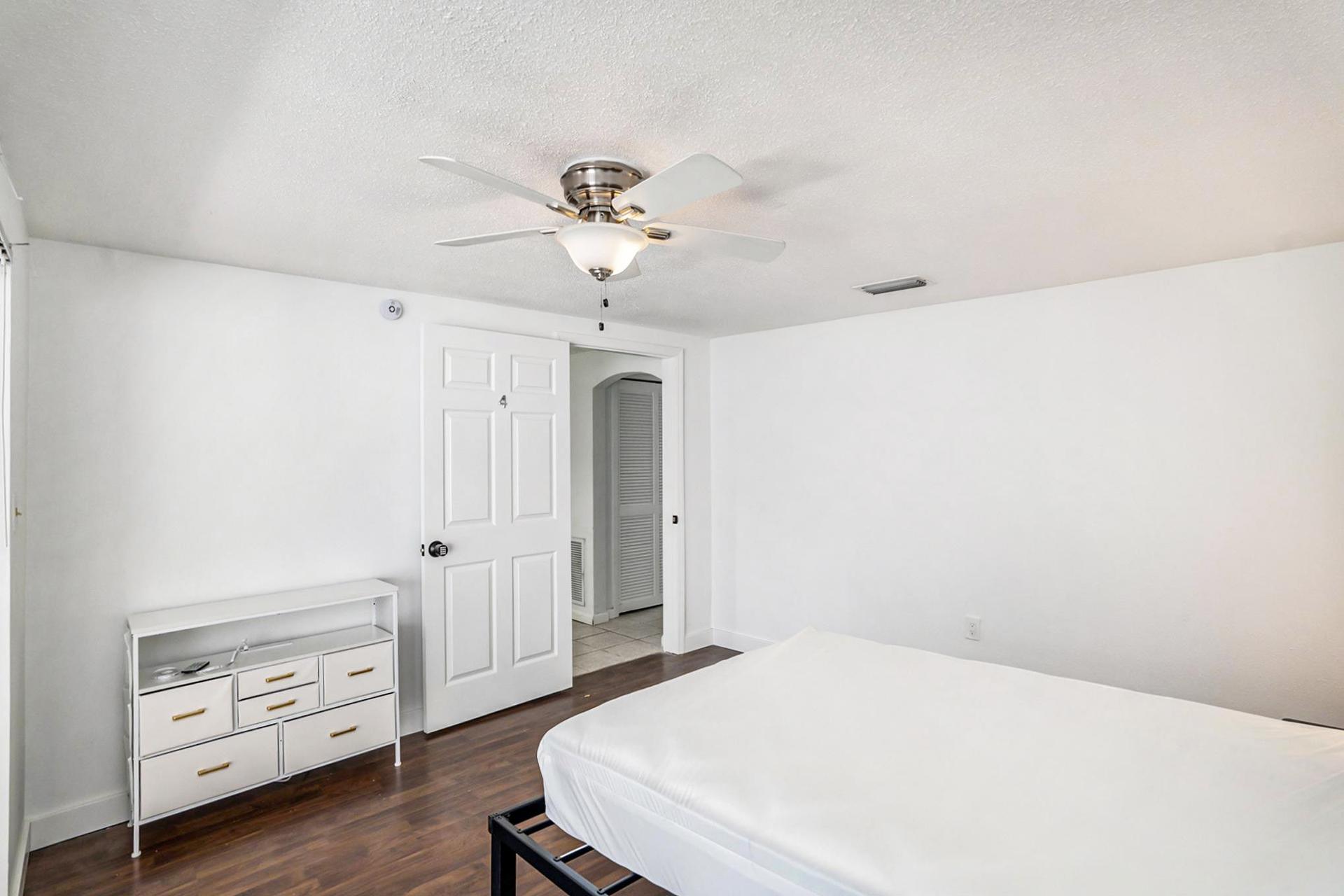 bedroom, detected:ceiling fan, bed