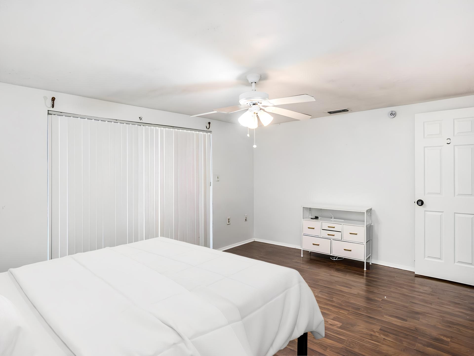 bedroom, detected:ceiling fan, bed, window blind