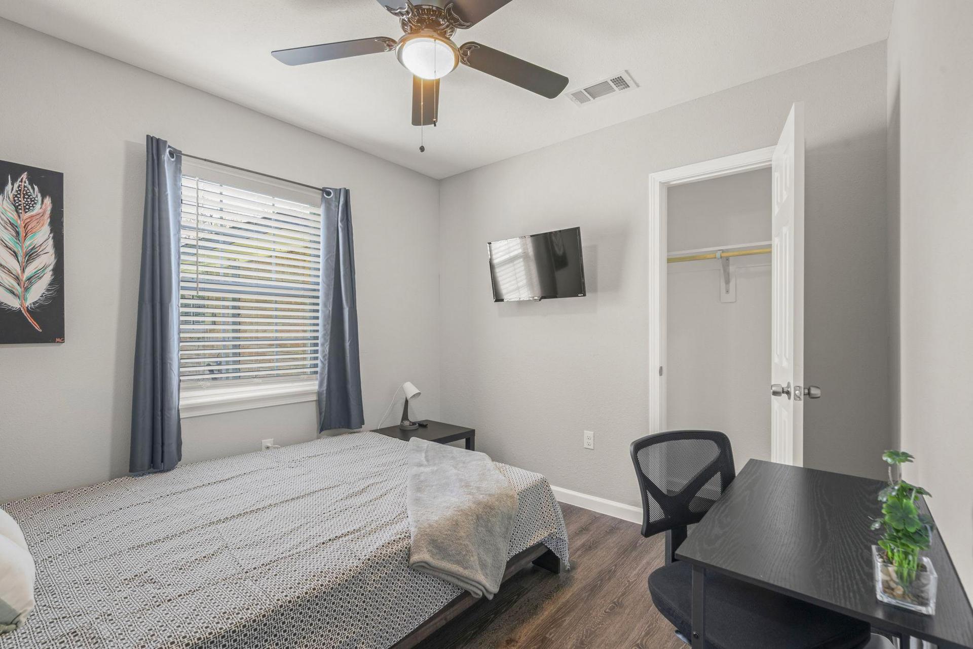 bedroom, detected:window blind, ceiling fan, bed