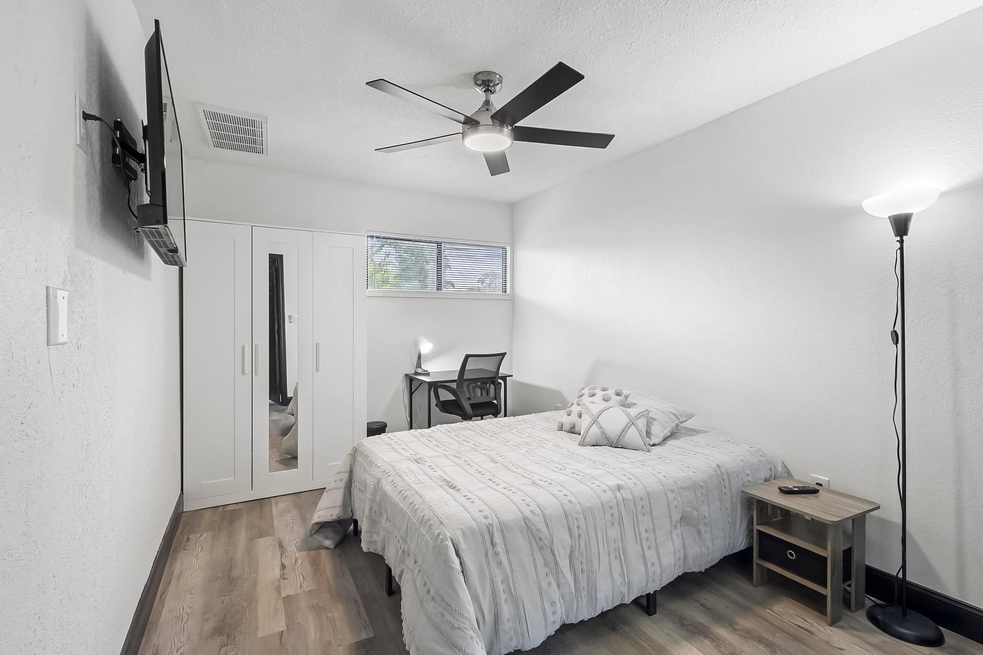 bedroom, detected:ceiling fan, bed, window blind