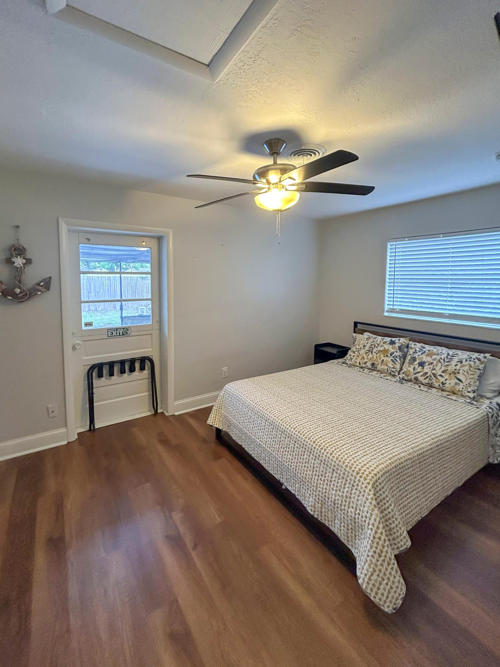 bedroom, detected:ceiling fan, window blind, bed