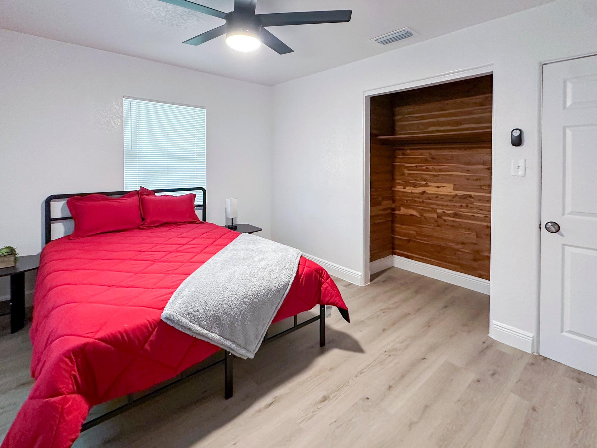 bedroom, detected:ceiling fan, bed