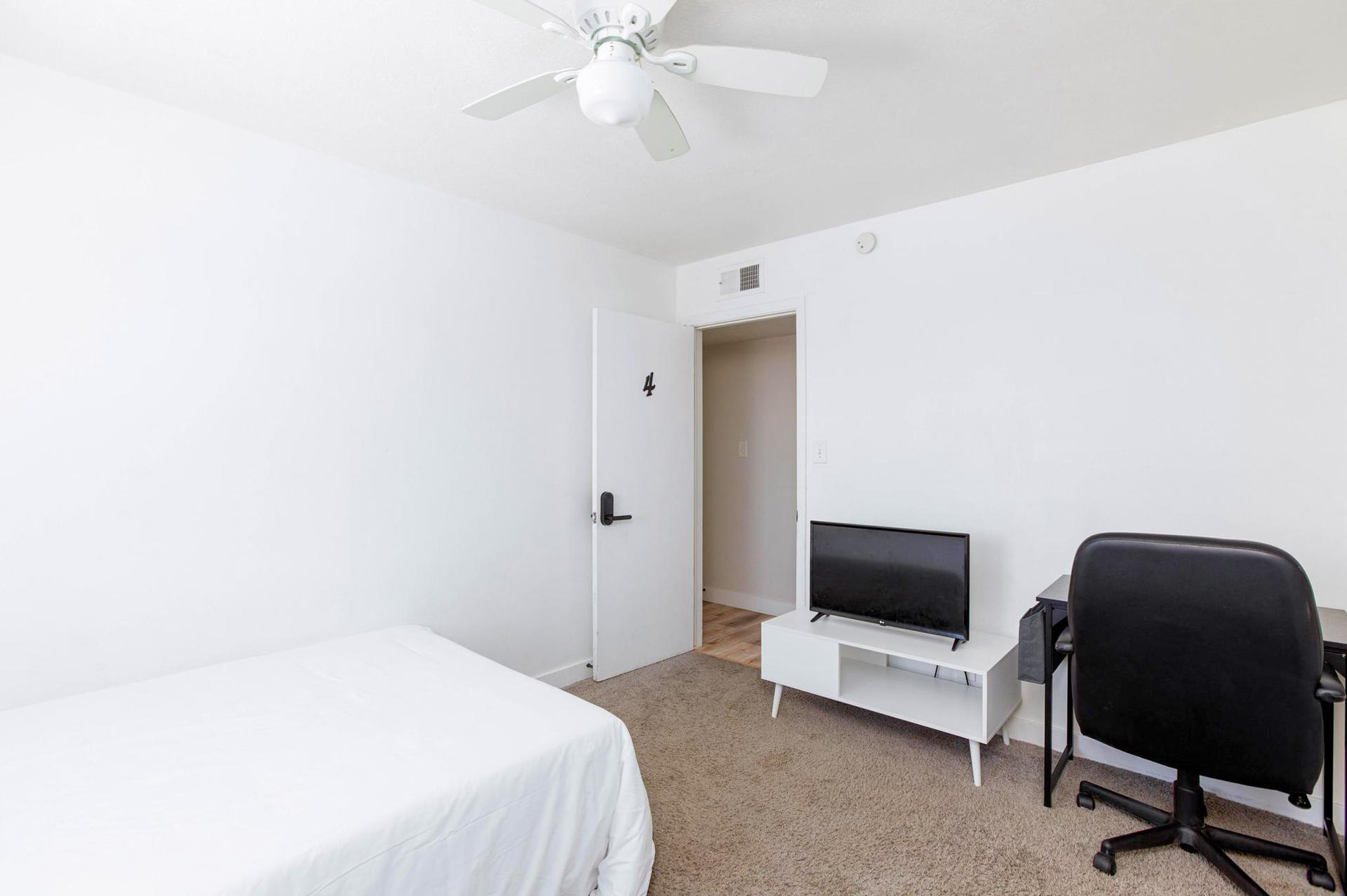 bedroom, detected:ceiling fan, window blind, bed