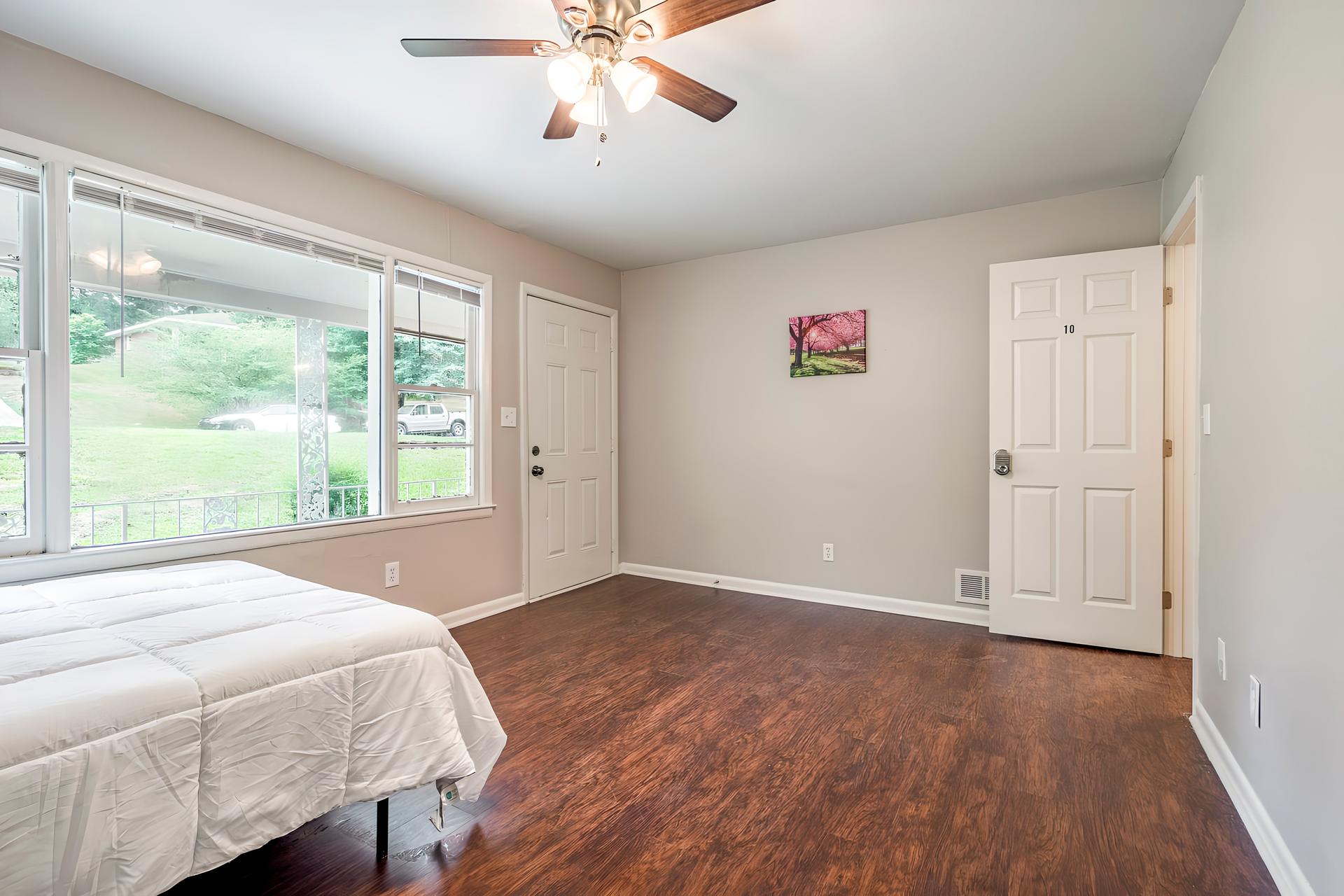 bedroom, detected:ceiling fan, window blind, bed