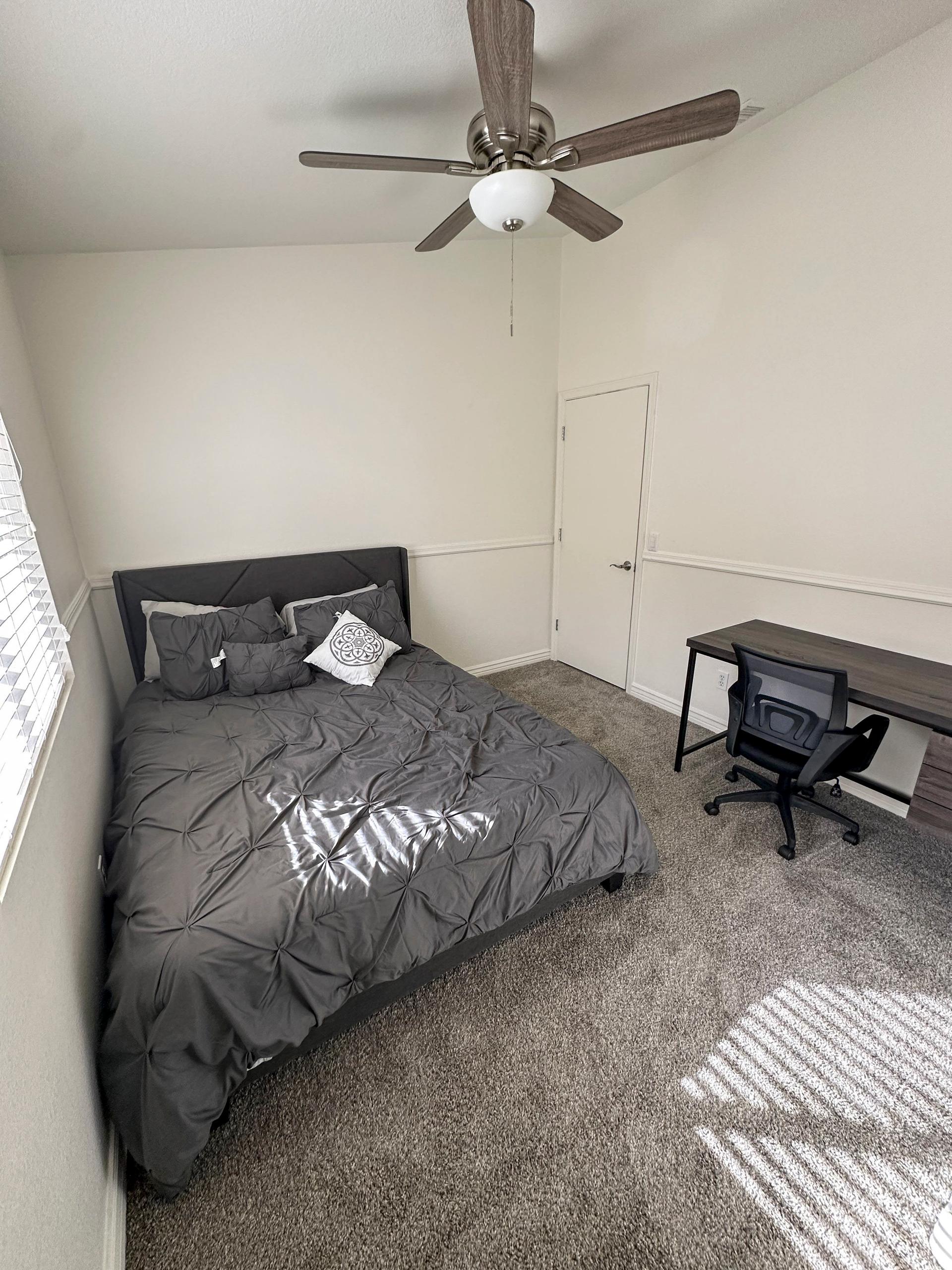 bedroom, detected:ceiling fan, bed, window blind