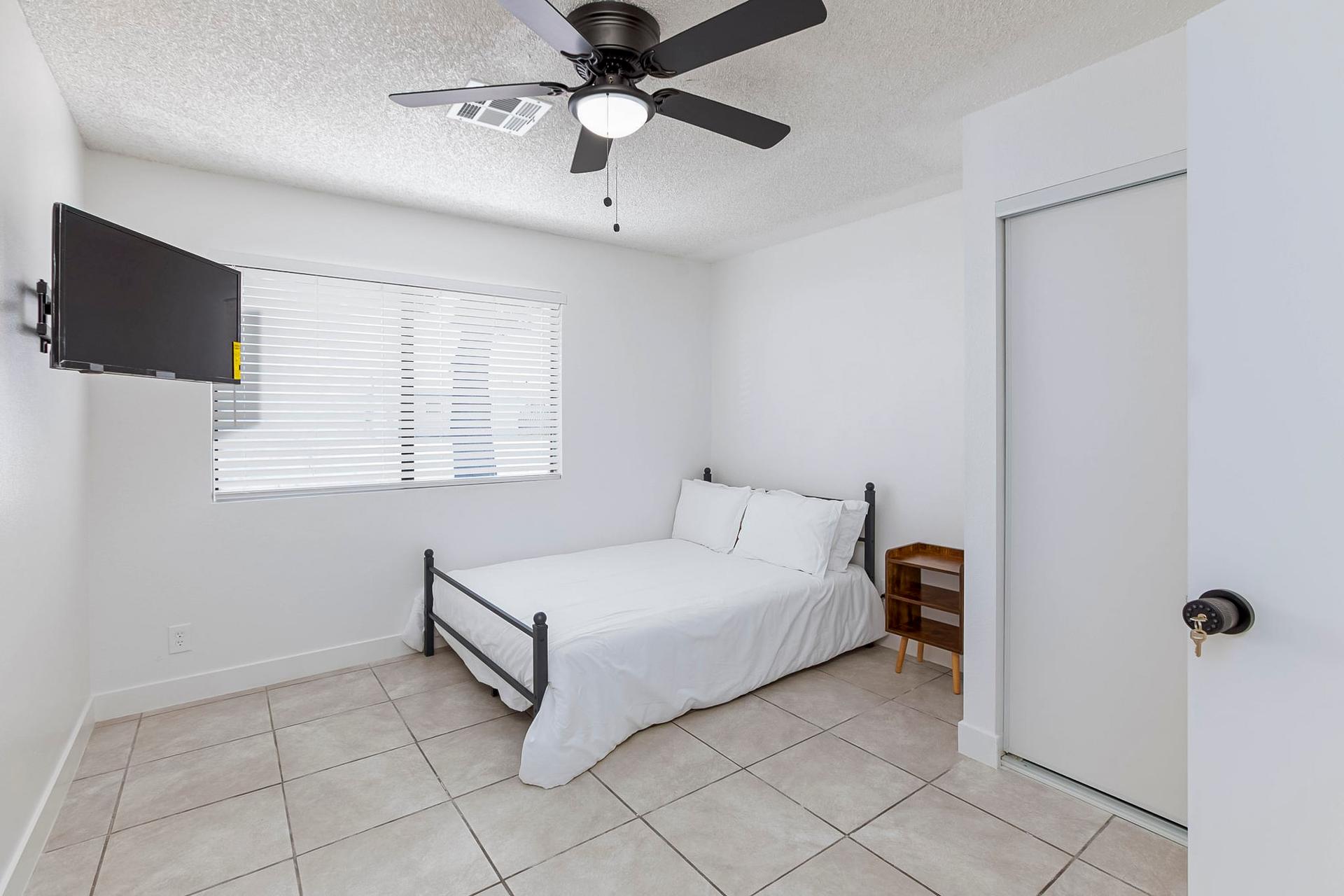 bedroom, detected:ceiling fan, window blind, bed