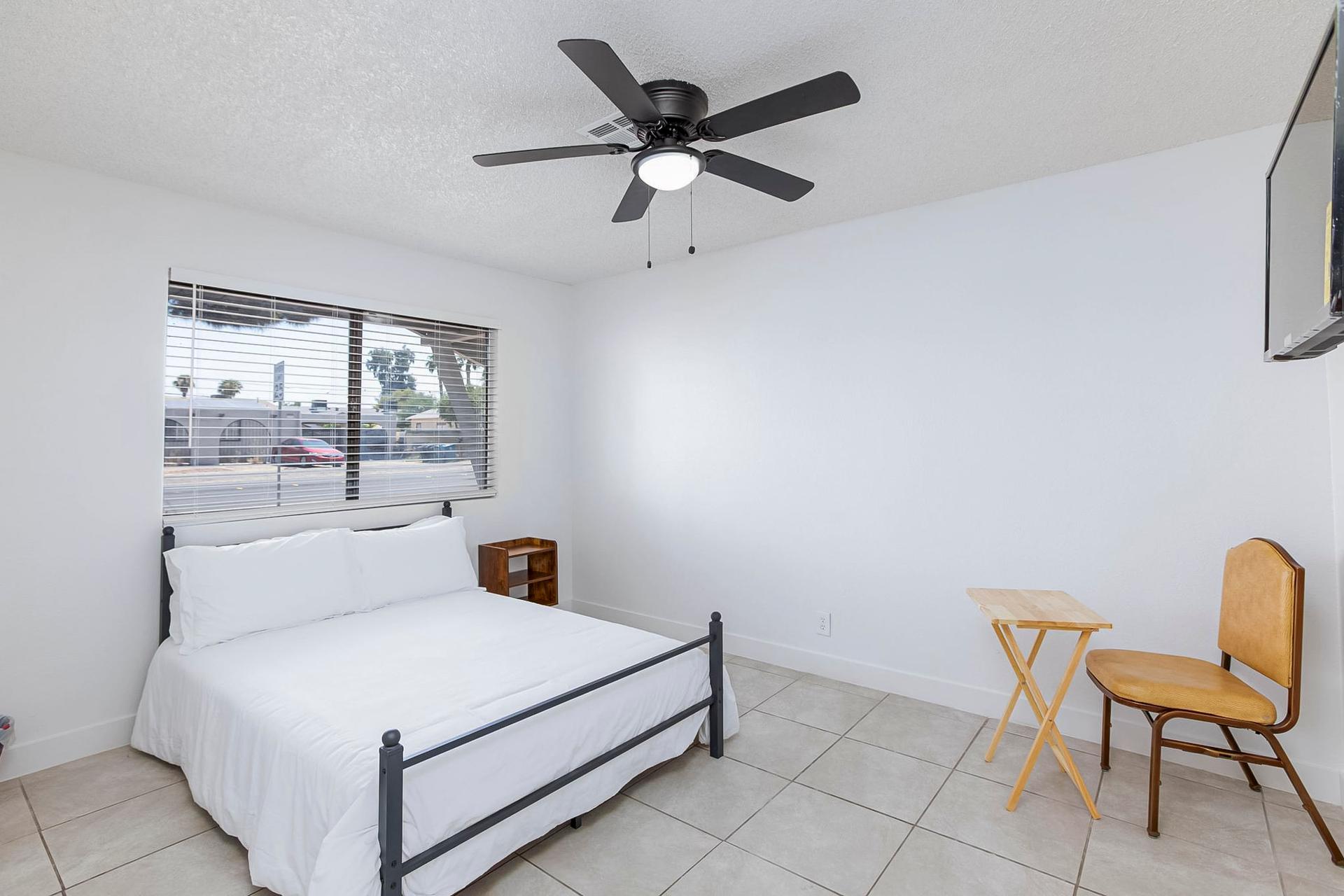 bedroom, detected:ceiling fan, window blind, bed