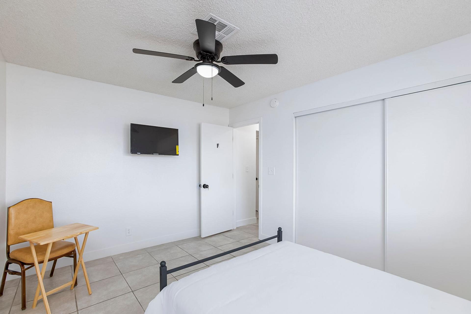 bedroom, detected:ceiling fan, window blind, bed