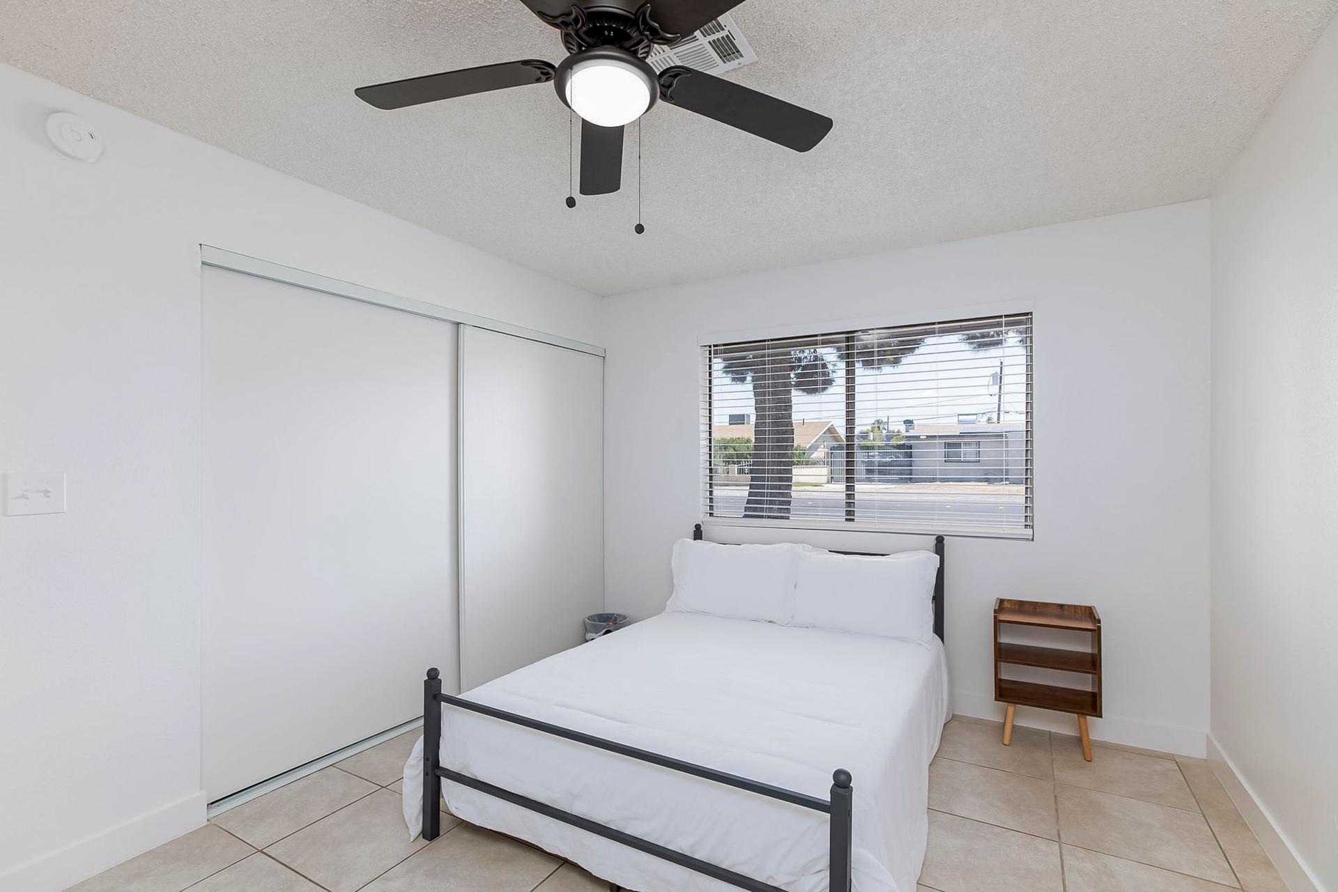 bedroom, detected:ceiling fan, window blind, bed