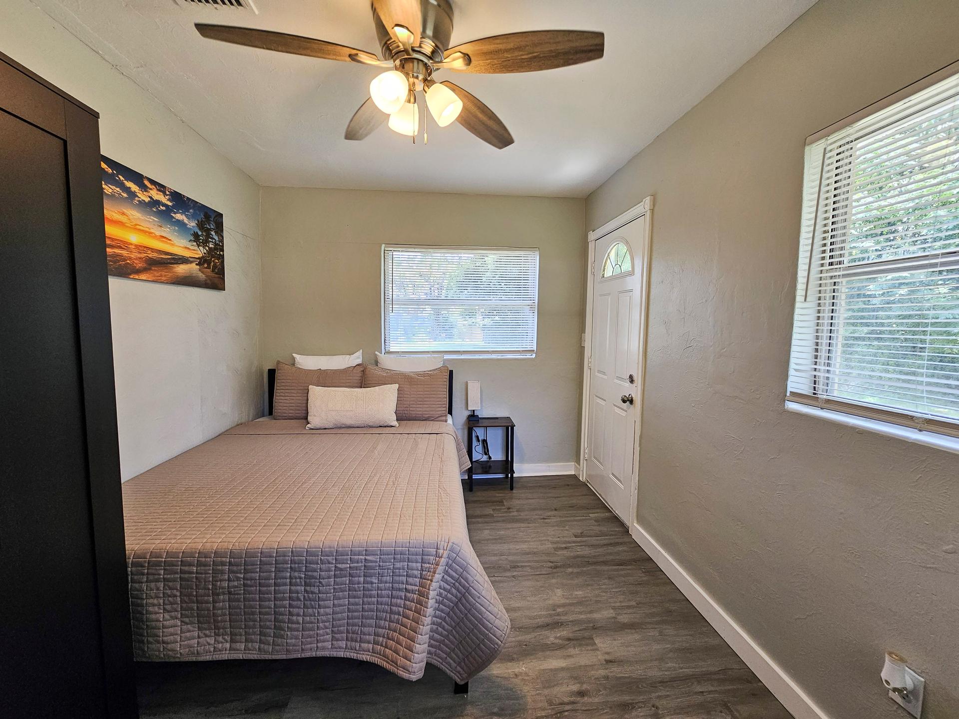 bedroom, detected:window blind, ceiling fan, bed