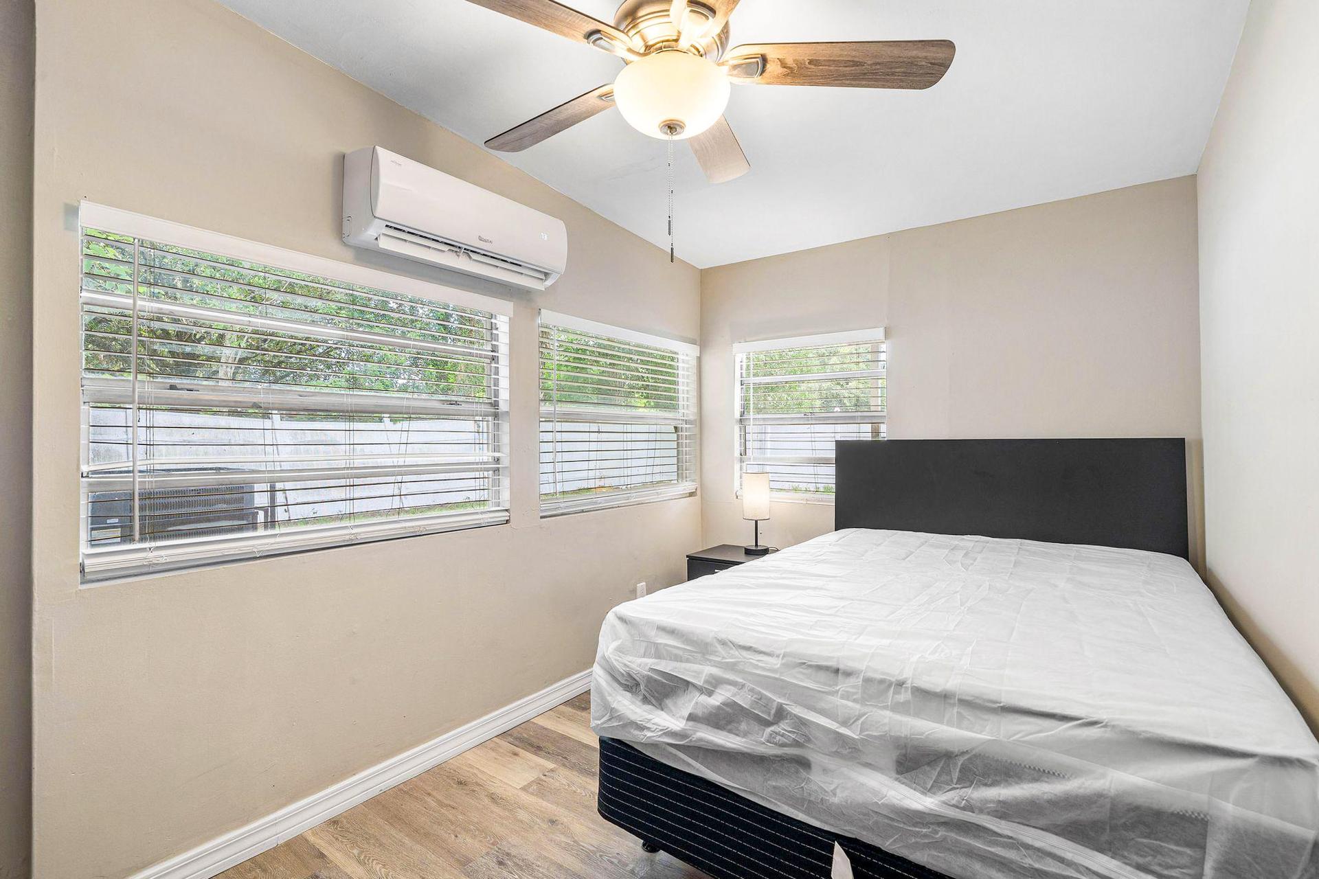 bedroom, detected:ceiling fan, window blind, bed