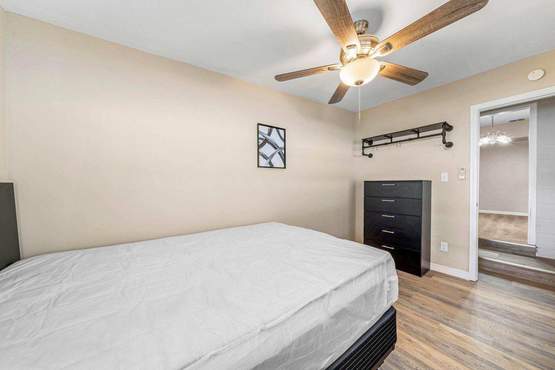 bedroom, detected:ceiling fan, window blind, bed