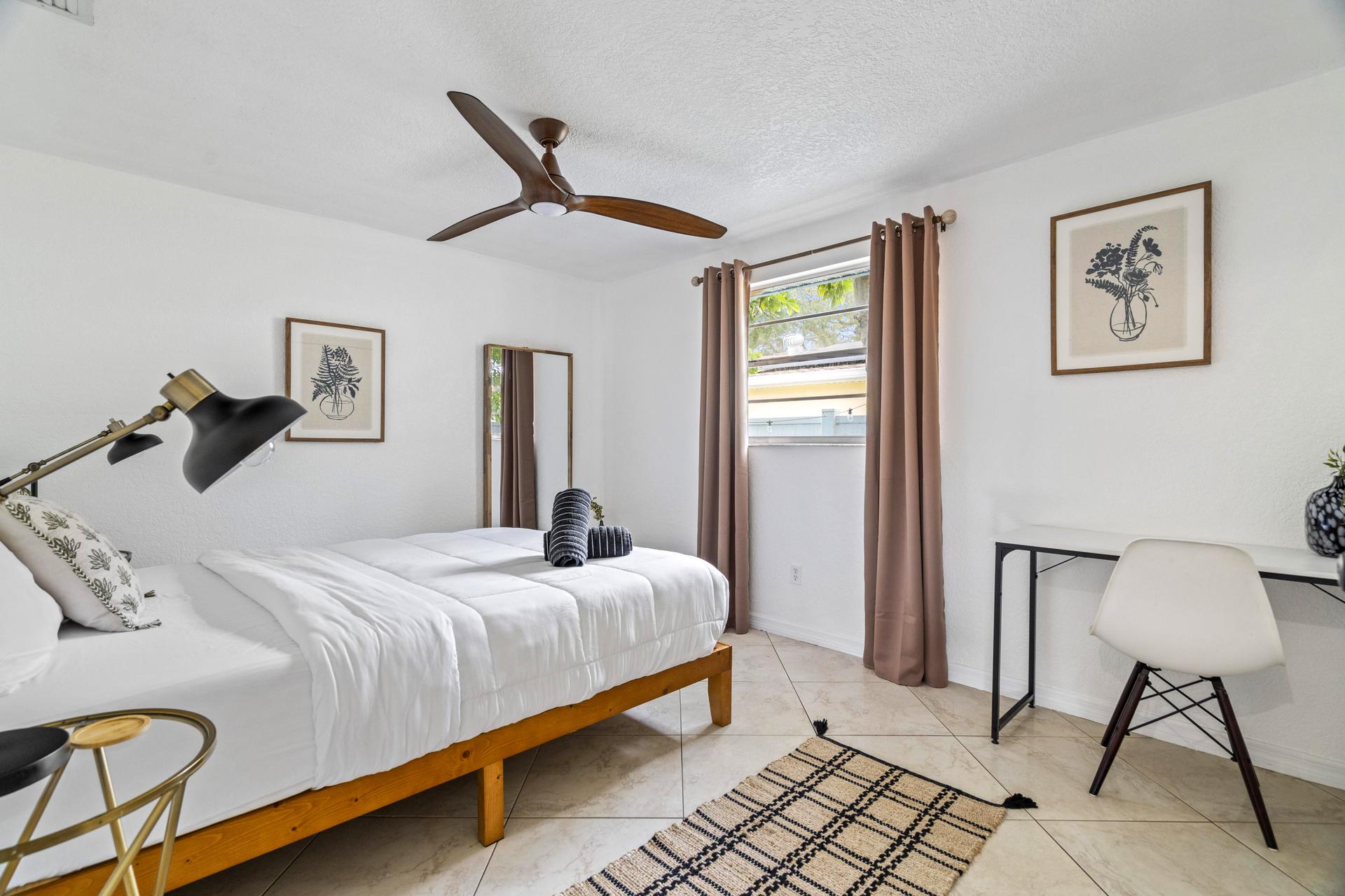 bedroom, detected:ceiling fan, window blind, bed