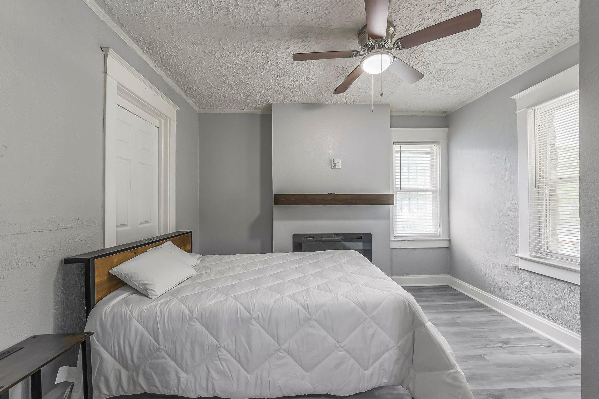 bedroom, detected:ceiling fan, window blind, bed