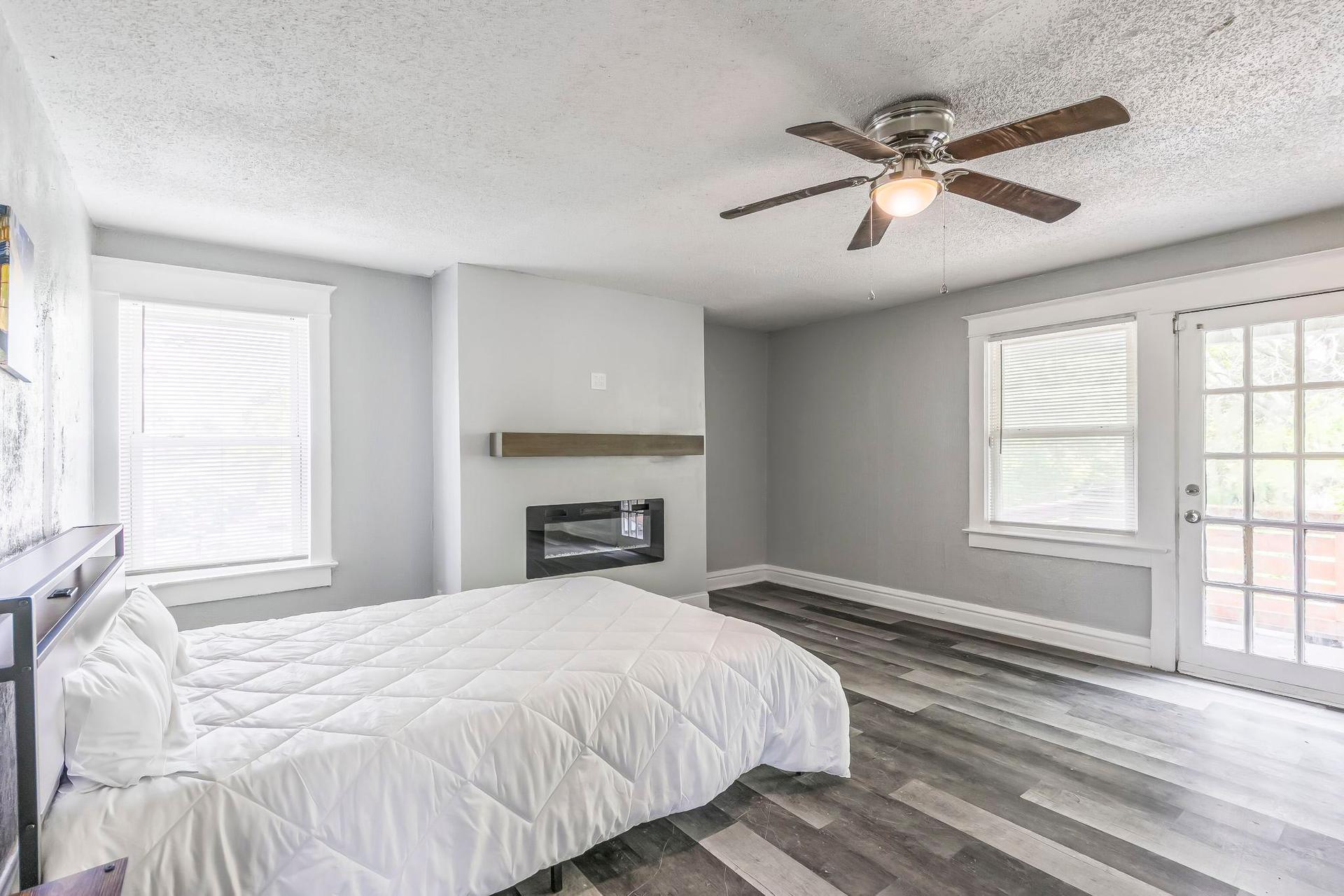 bedroom, detected:ceiling fan, bed, window blind